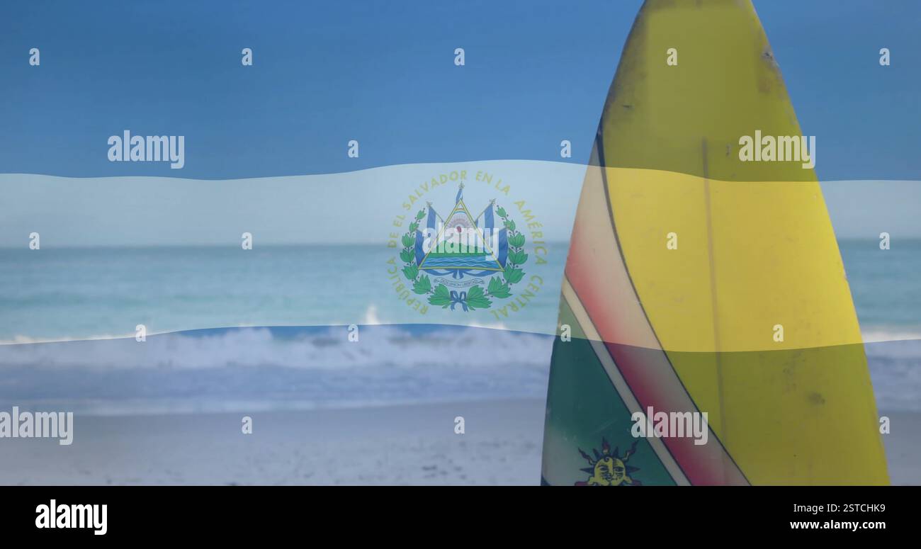 Tavola da surf in piedi sulla spiaggia sopra l'immagine della bandiera di El Salvador Foto Stock
