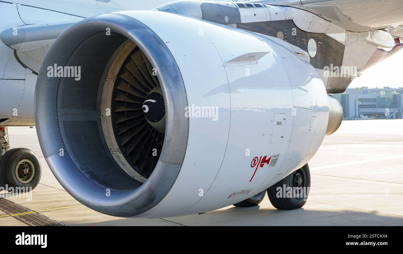 Primo piano di un motore "International Aero Engines V2524-A5" su un Airbus A319-112 della compagnia aerea "Eurowings" sull'asfalto dell'aeroporto di Düsseldorf (DUS) Foto Stock