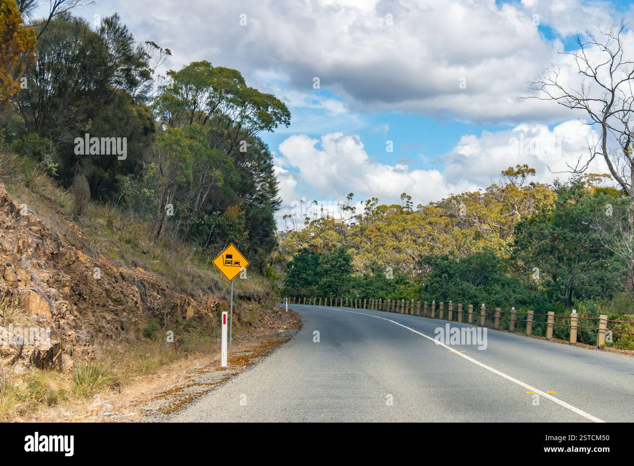 Tasman Highway, costa est Tasmania, Australia - 23 dicembre 2024: Passo ripido, strada autostradale rurale a due corsie Tasman sulla costa est della Tasmania Foto Stock