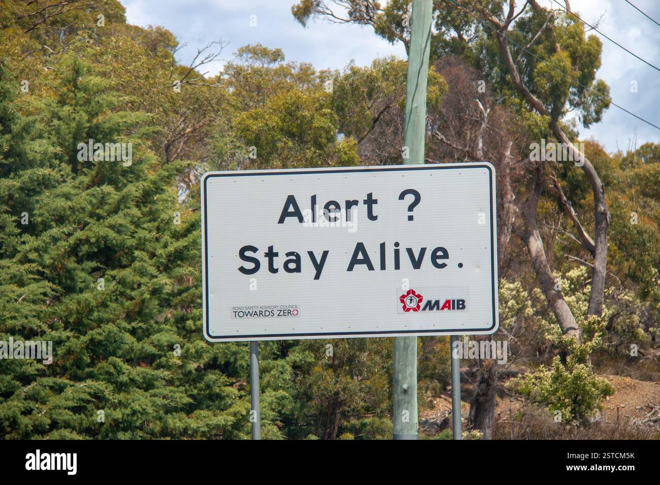 Tasman Highway, costa orientale della Tasmania, Australia - 23 dicembre 2024: Avviso avviso avviso avviso avviso avviso avviso avviso avviso di rimanere in vita segnale di sicurezza stradale per i conducenti di auto sulla Tasmanian Highway Foto Stock