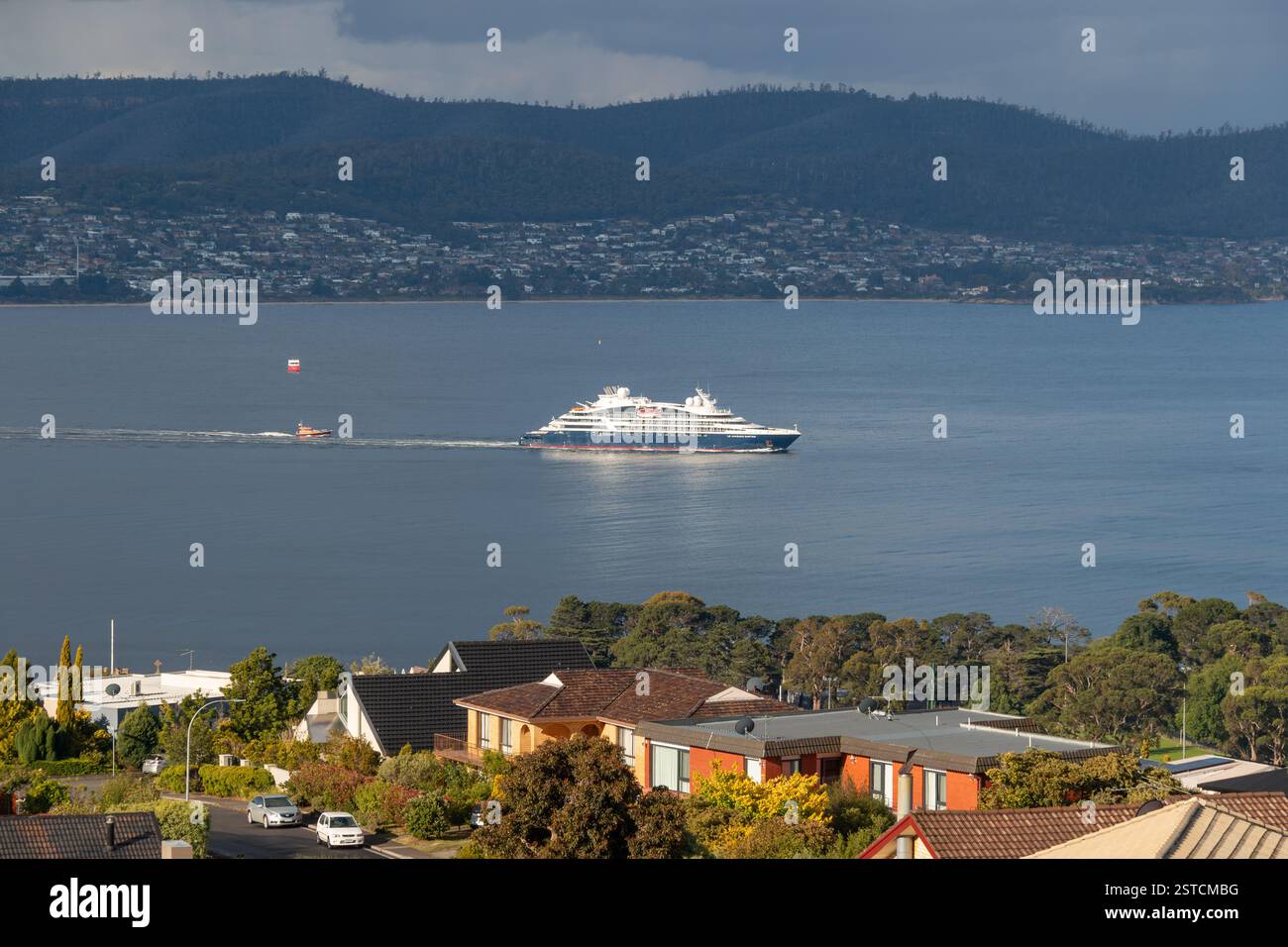 Hobart, Tasmania, Australia - 23 dicembre 2024: Nave da crociera Ponant le Jacques cartier in partenza da Hobart Foto Stock
