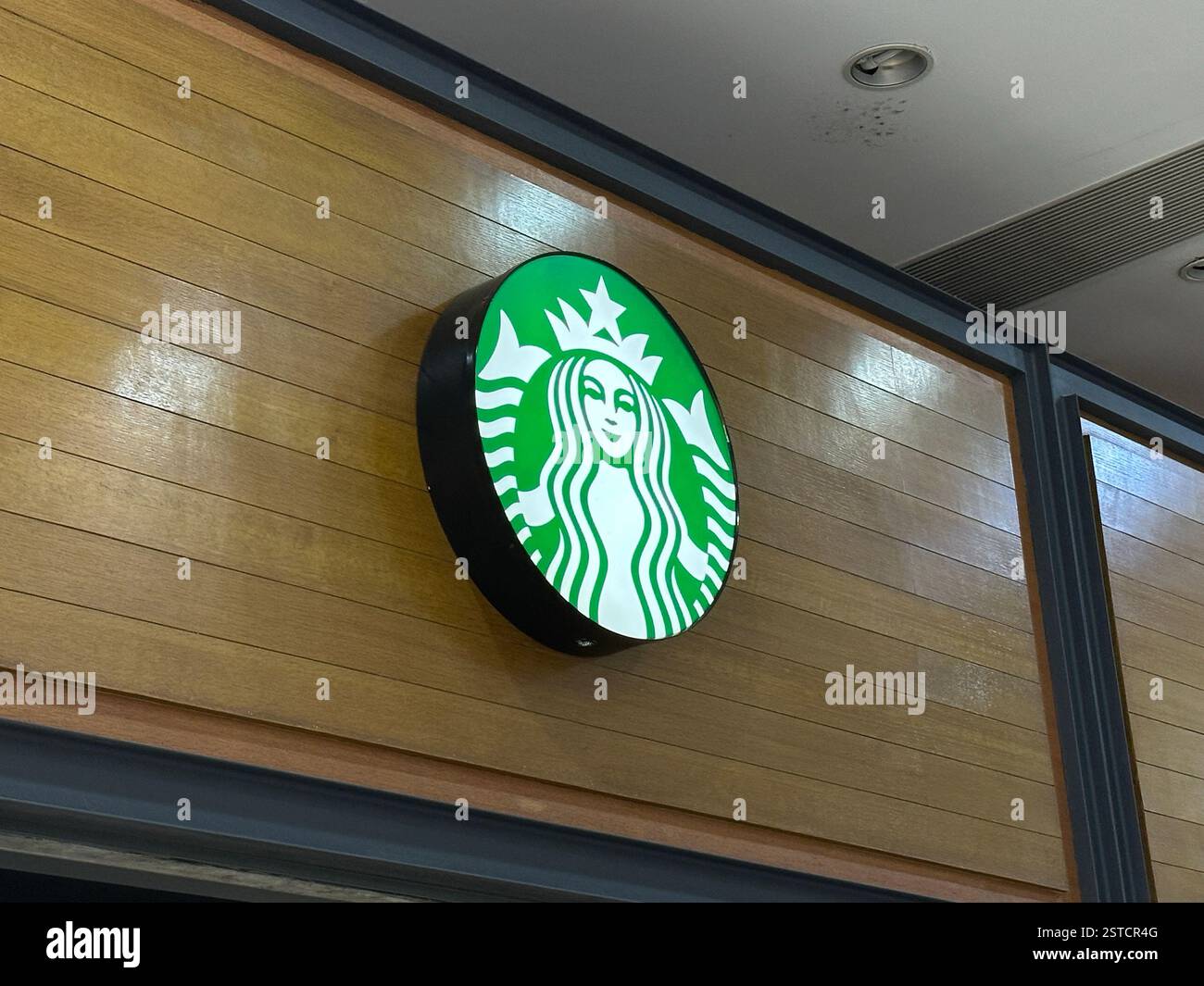Guangzhou, Cina - 27 gennaio 2024: Caffetteria Starbucks. Starbucks Coffee è una catena americana di caffetterie fondata a Seattle. Foto Stock