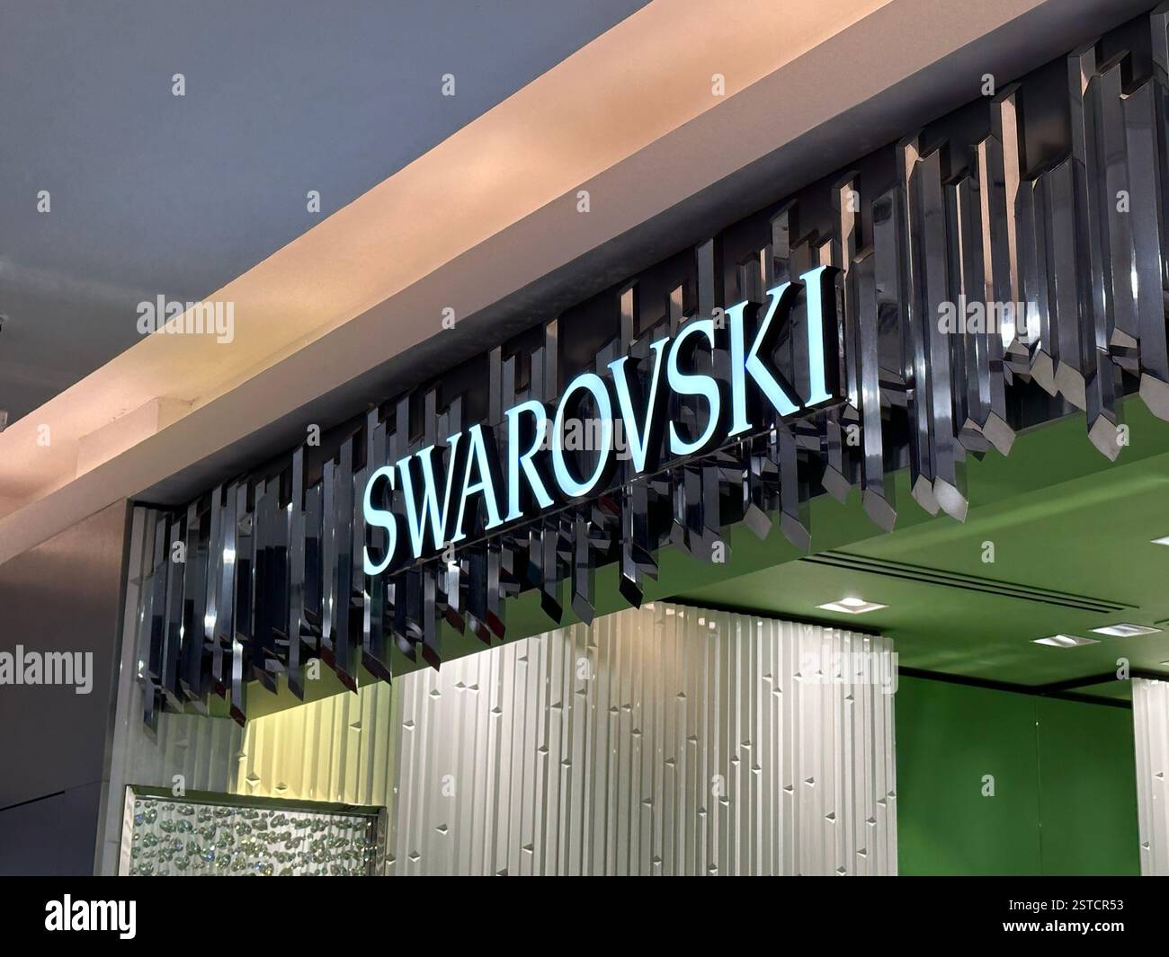 Guangzhou, Cina - 27 gennaio 2024: Cartello negozio Swarovski. Foto Stock