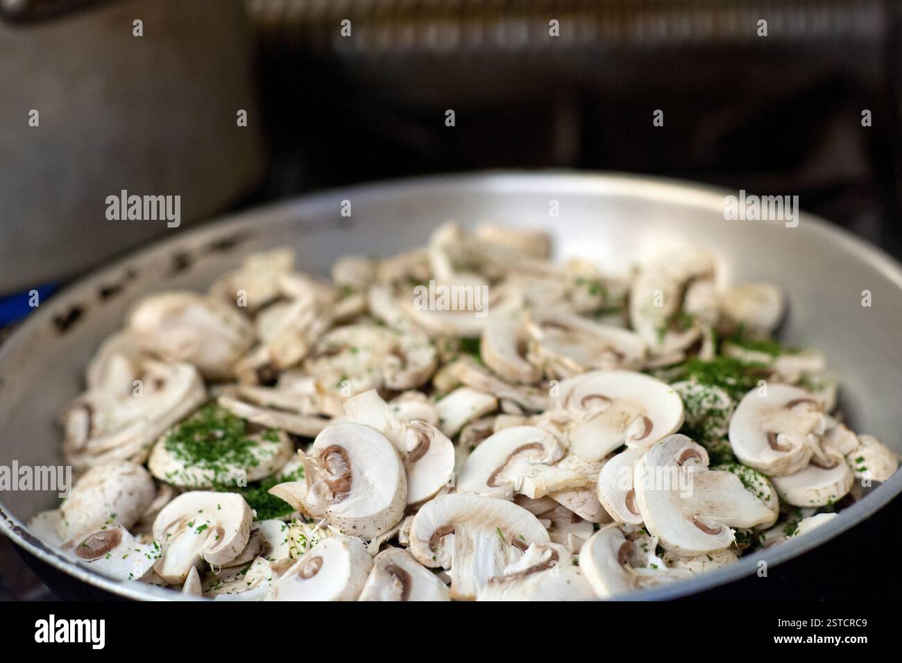 Funghi saltati in padella Foto Stock