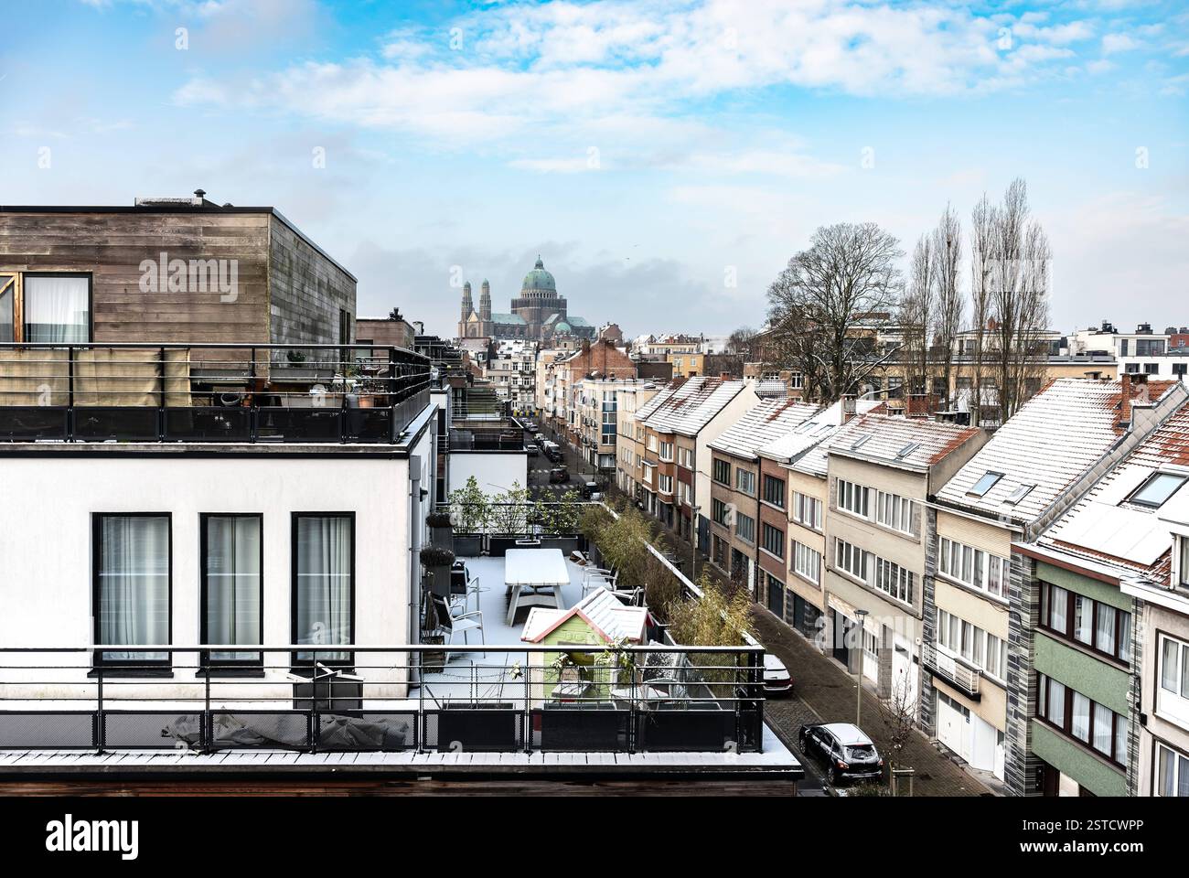 Tetti e terrazze ricoperte di neve, vista ad alto angolo di Jette, regione di bruxelles capitale, Belgio. 16 FEBBRAIO 2025 Foto Stock