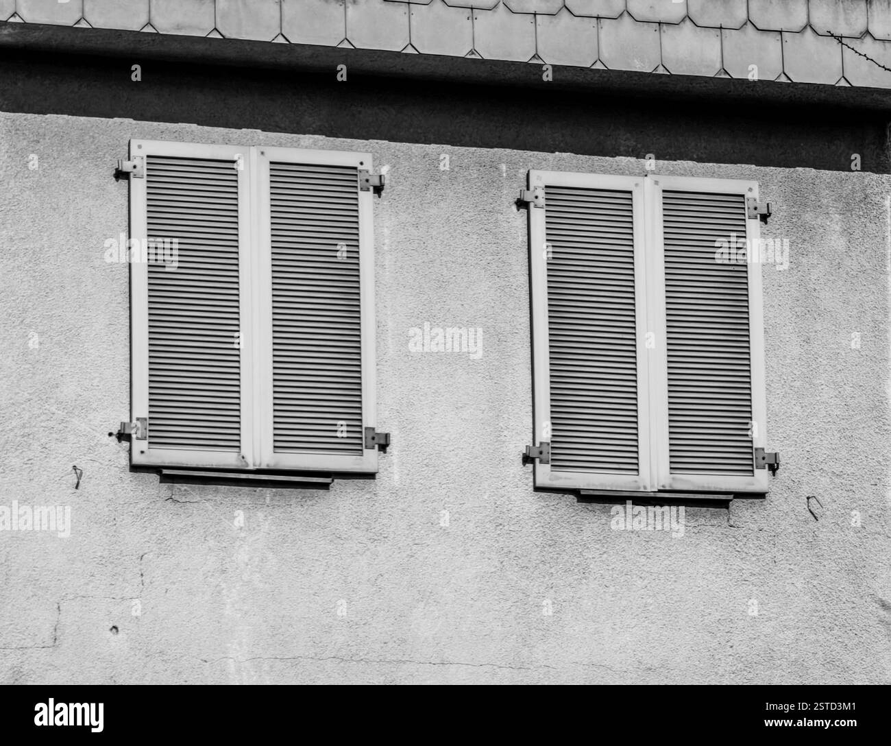 Simmetria urbana – telai per finestre chiuse con tendine Foto Stock