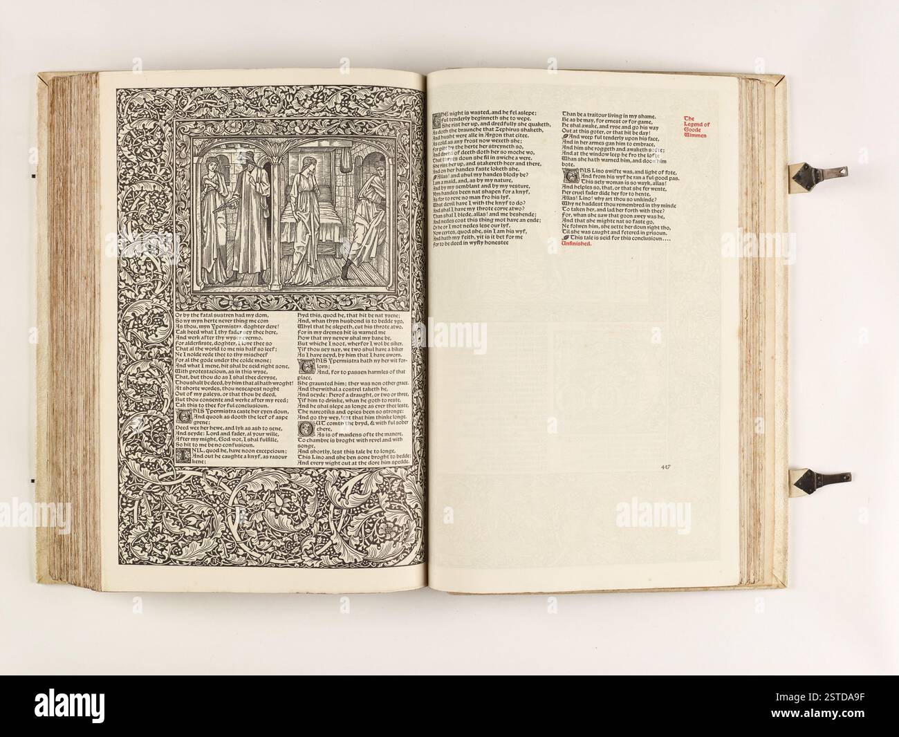L'edizione 1896 delle opere di Geoffrey Chaucer, con 87 illustrazioni xilografiche di Sir Edward Burne-Jones, rilegate in pelle di maiale completamente bianca. Disegnata da William Morris e stampata da Kelmscott Press, questa rara edizione è celebrata per la sua maestria artistica vittoriana. Foto Stock
