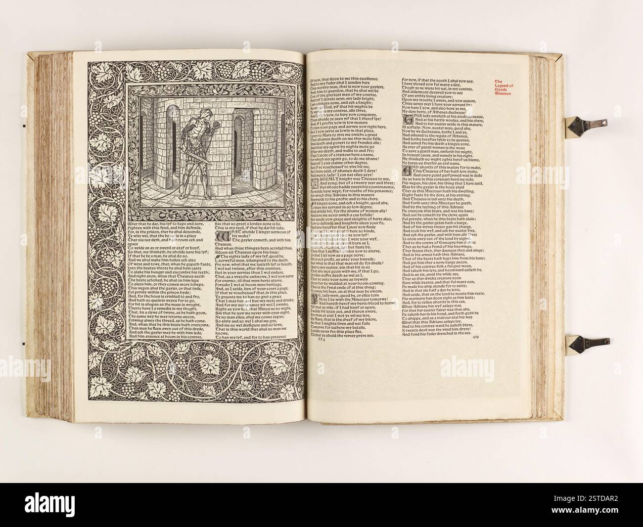 L'edizione 1896 delle opere di Geoffrey Chaucer, con 87 illustrazioni xilografiche di Sir Edward Burne-Jones, rilegate in pelle di maiale completamente bianca. Disegnata da William Morris e stampata da Kelmscott Press, questa rara edizione è celebrata per la sua maestria artistica vittoriana. Foto Stock