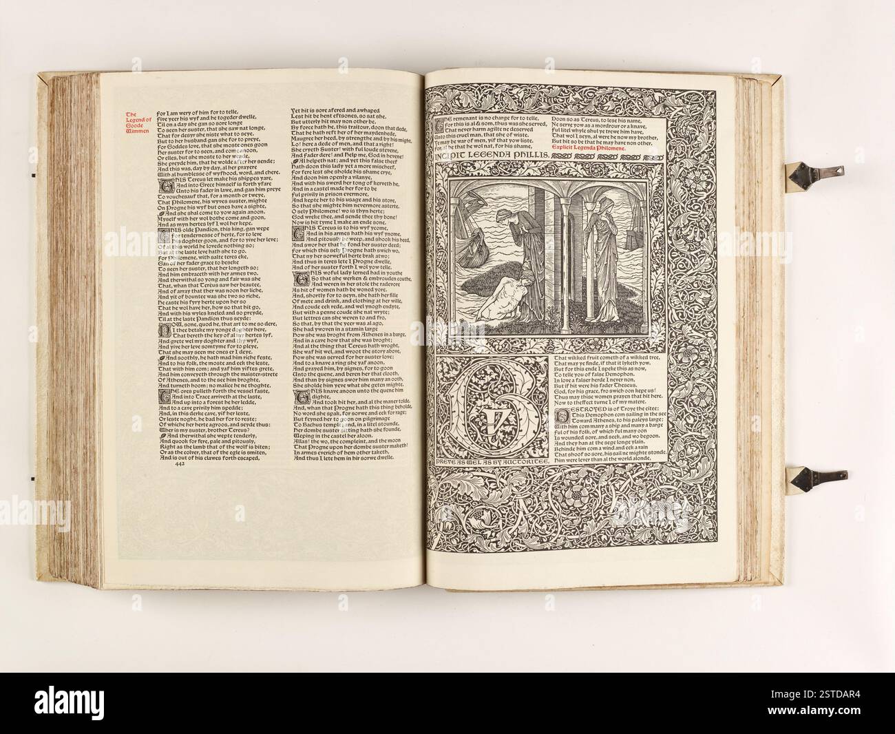 L'edizione 1896 delle opere di Geoffrey Chaucer, con 87 illustrazioni xilografiche di Sir Edward Burne-Jones, rilegate in pelle di maiale completamente bianca. Disegnata da William Morris e stampata da Kelmscott Press, questa rara edizione è celebrata per la sua maestria artistica vittoriana. Foto Stock