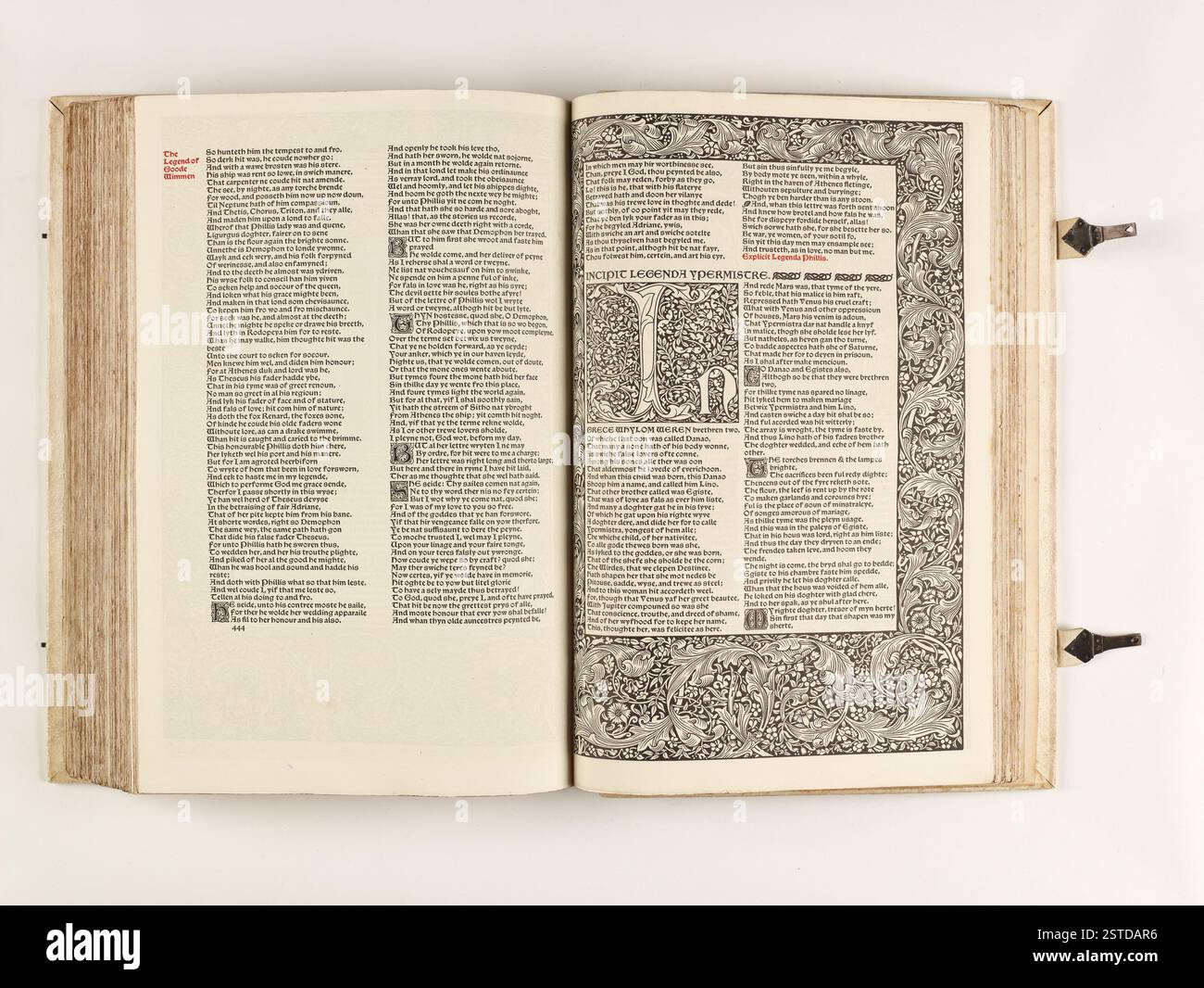 L'edizione 1896 delle opere di Geoffrey Chaucer, con 87 illustrazioni xilografiche di Sir Edward Burne-Jones, rilegate in pelle di maiale completamente bianca. Disegnata da William Morris e stampata da Kelmscott Press, questa rara edizione è celebrata per la sua maestria artistica vittoriana. Foto Stock