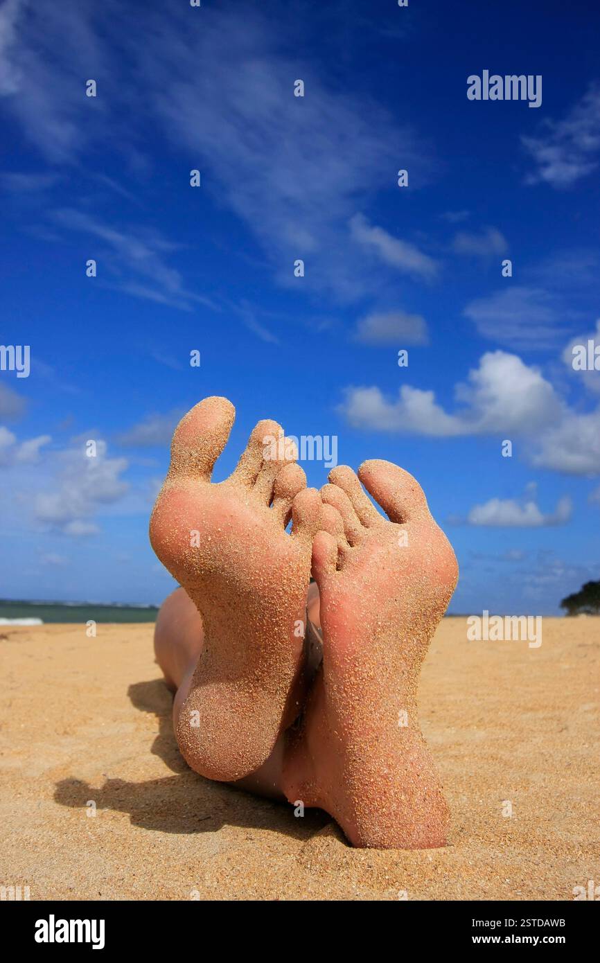 Piedi di sabbia su una spiaggia tropicale Foto Stock