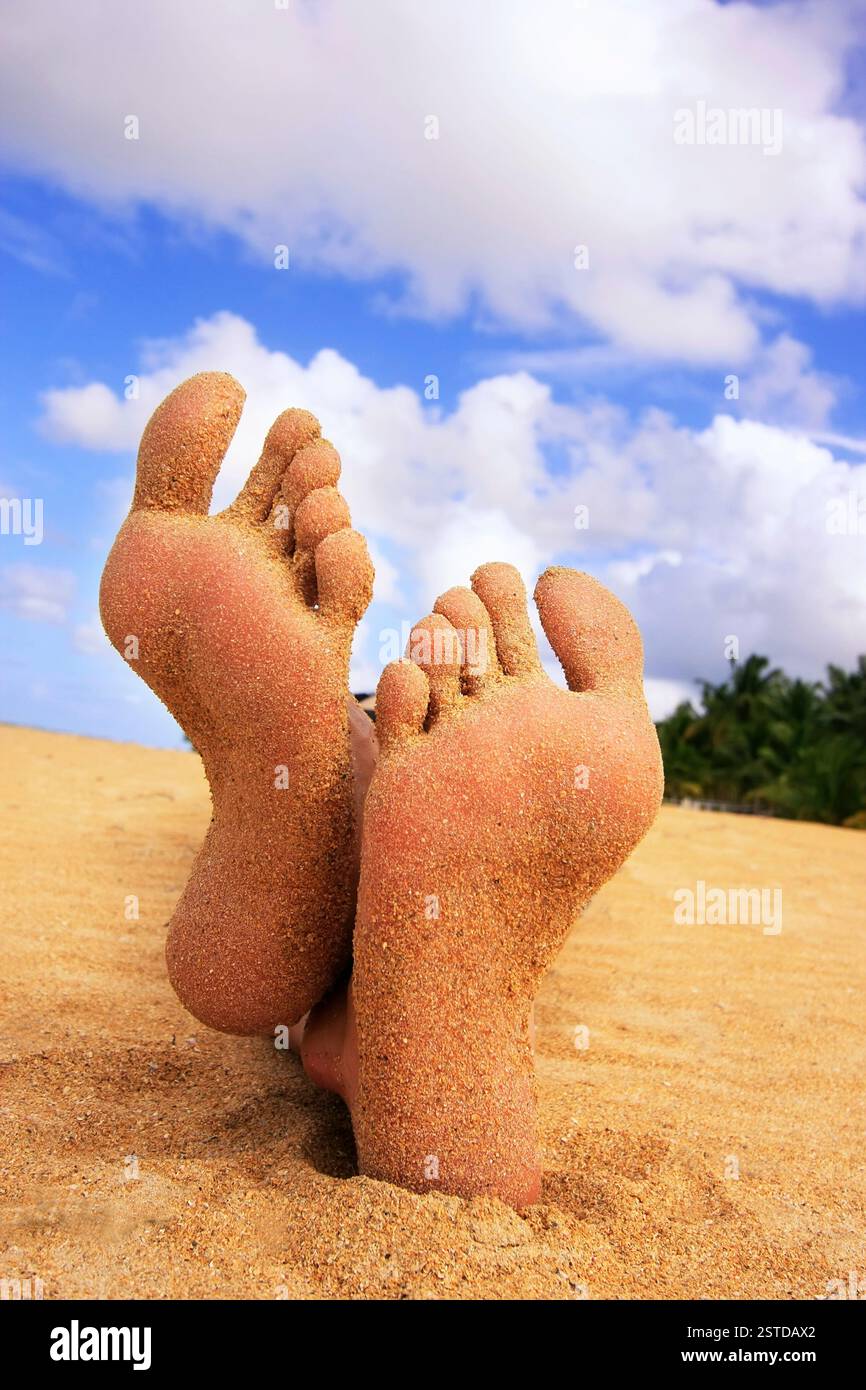 Piedi di sabbia su una spiaggia tropicale Foto Stock