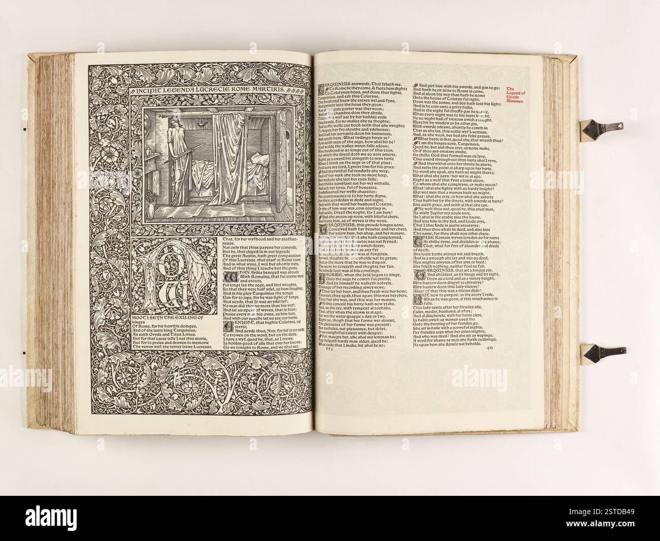 L'edizione 1896 delle opere di Geoffrey Chaucer, con 87 illustrazioni xilografiche di Sir Edward Burne-Jones, rilegate in pelle di maiale completamente bianca. Disegnata da William Morris e stampata da Kelmscott Press, questa rara edizione è celebrata per la sua maestria artistica vittoriana. Foto Stock