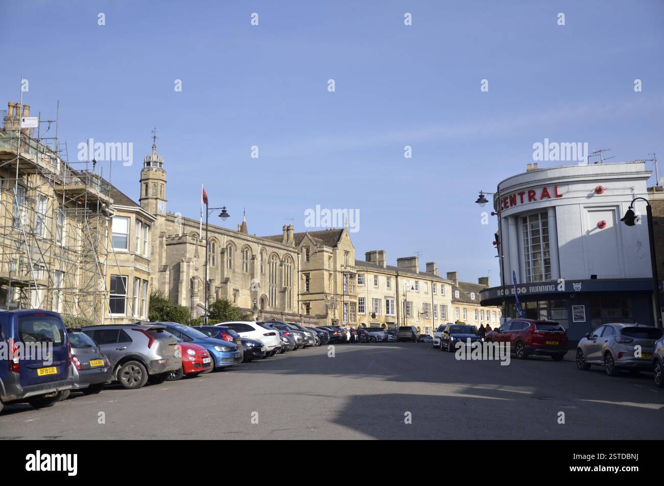 Broad Street e l'ex cinema centrale di Stamford, nel Lincolnshire Foto Stock