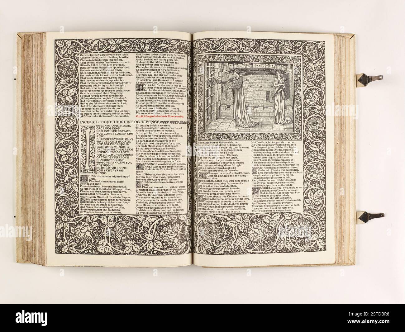 L'edizione 1896 delle opere di Geoffrey Chaucer, con 87 illustrazioni xilografiche di Sir Edward Burne-Jones, rilegate in pelle di maiale completamente bianca. Disegnata da William Morris e stampata da Kelmscott Press, questa rara edizione è celebrata per la sua maestria artistica vittoriana. Foto Stock