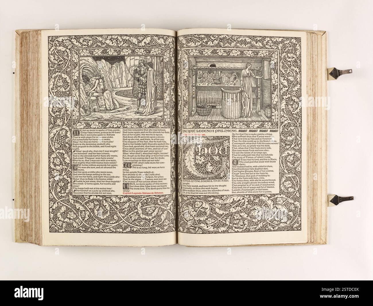 L'edizione 1896 delle opere di Geoffrey Chaucer, con 87 illustrazioni xilografiche di Sir Edward Burne-Jones, rilegate in pelle di maiale completamente bianca. Disegnata da William Morris e stampata da Kelmscott Press, questa rara edizione è celebrata per la sua maestria artistica vittoriana. Foto Stock