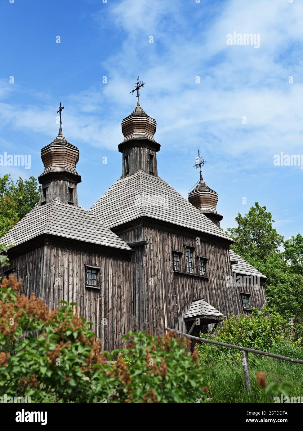 Grande vecchia chiesa ortodossa in legno Foto Stock
