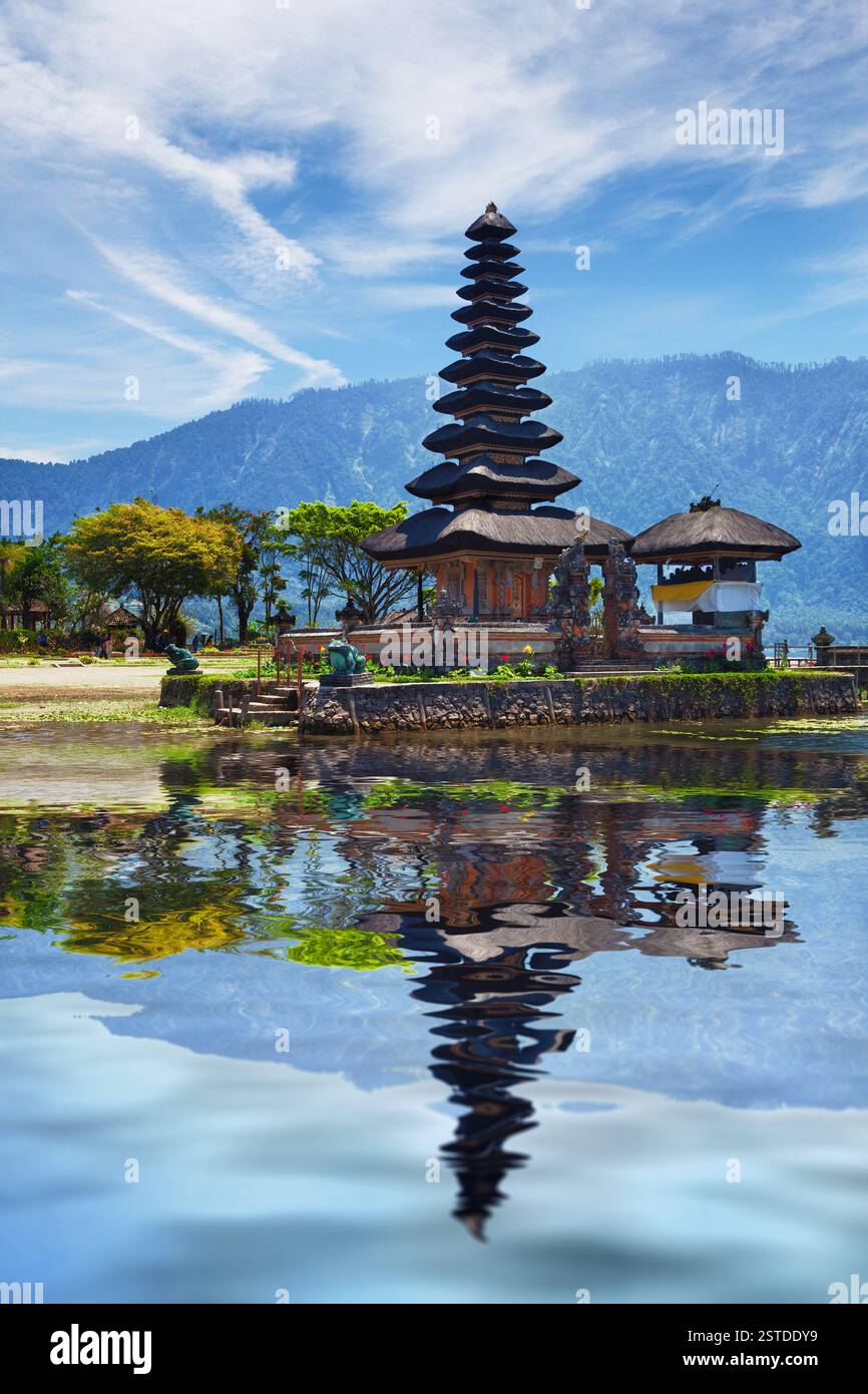 Tempio sul lago Bratan - pura Ulun Danu Bratan, Bali, Indonesia Foto Stock