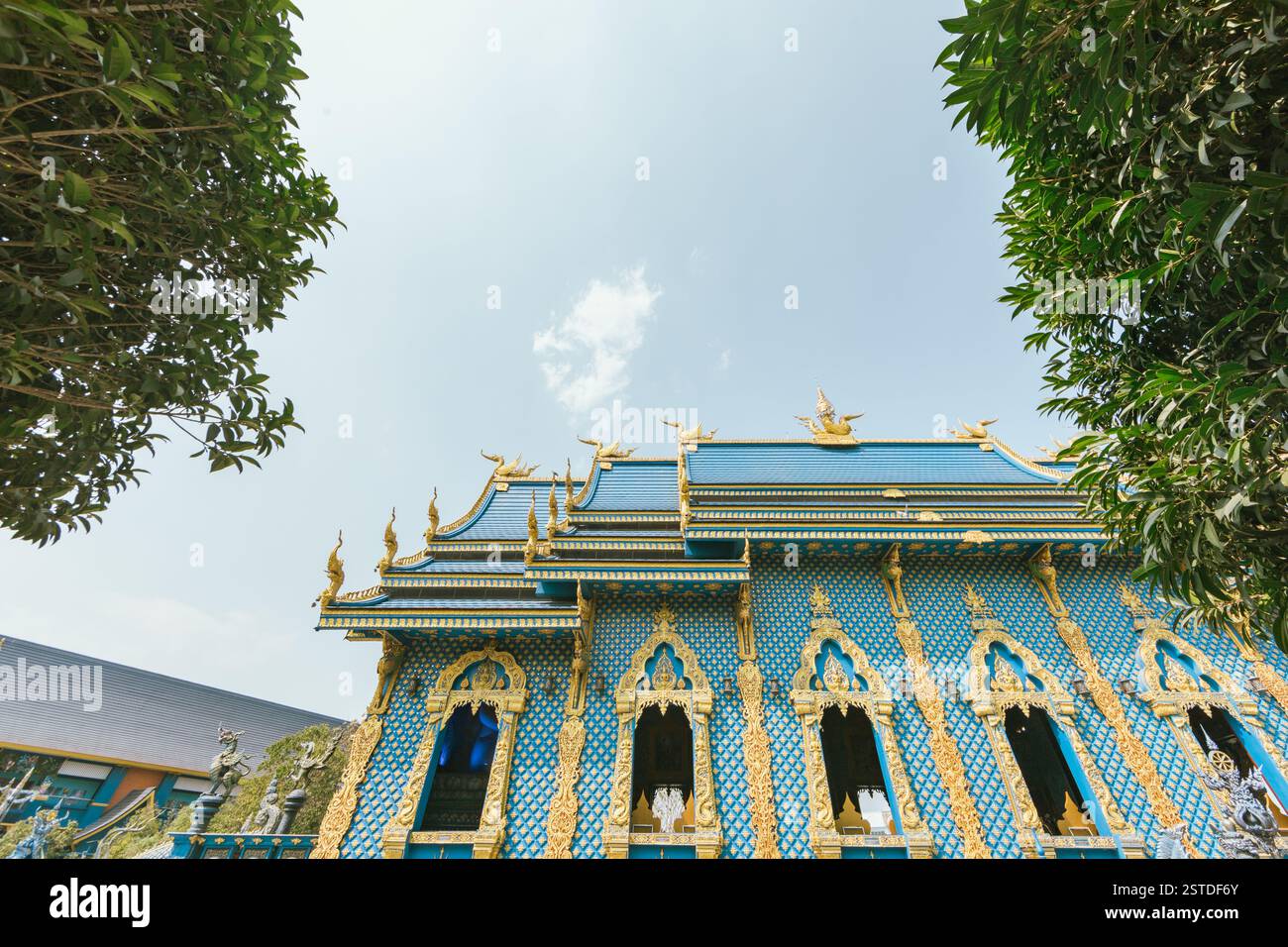 Wat Rong Suea Ten, Tempio Blu, Chiang Rai, Thailandia settentrionale, Thailandia Foto Stock