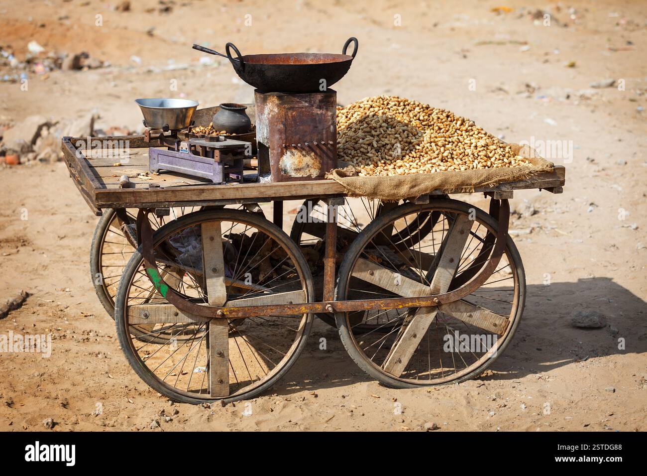 Vecchio negozio indiano di mobili per vendere arachidi arrostite Foto Stock