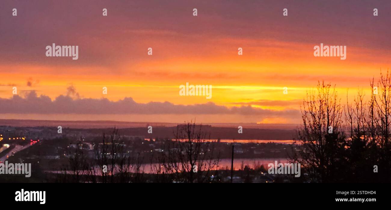 Tramonto a Reykjavik, Islanda, bellissimo colore del cielo serale - Immagine stock catturata con smartphone