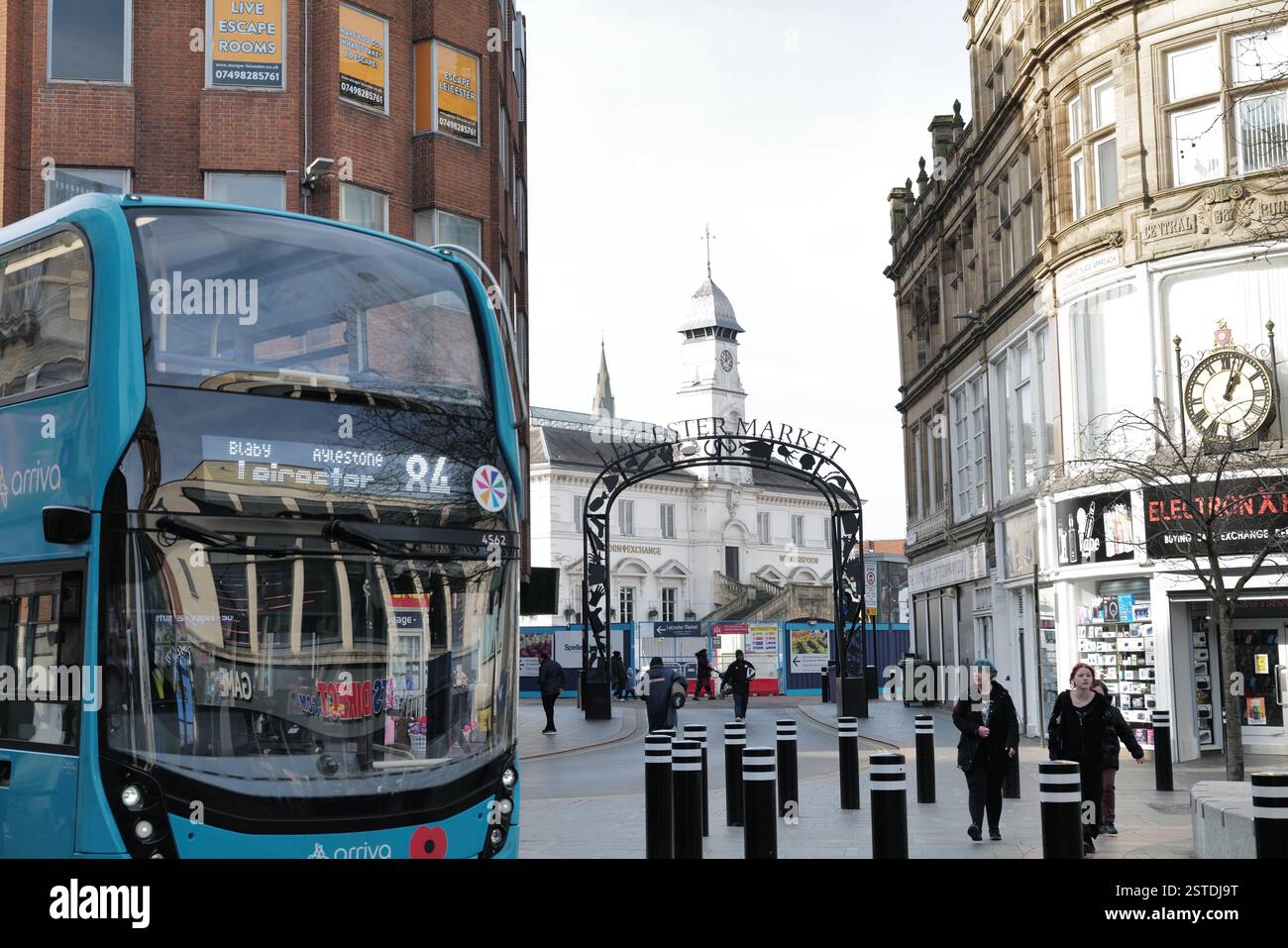 L'ingresso al mercato cittadino di Leicester da Granby Street incornicia il Corn Exchange e il sito dell'edificio dove sorgeva l'ex mercato. Foto Stock
