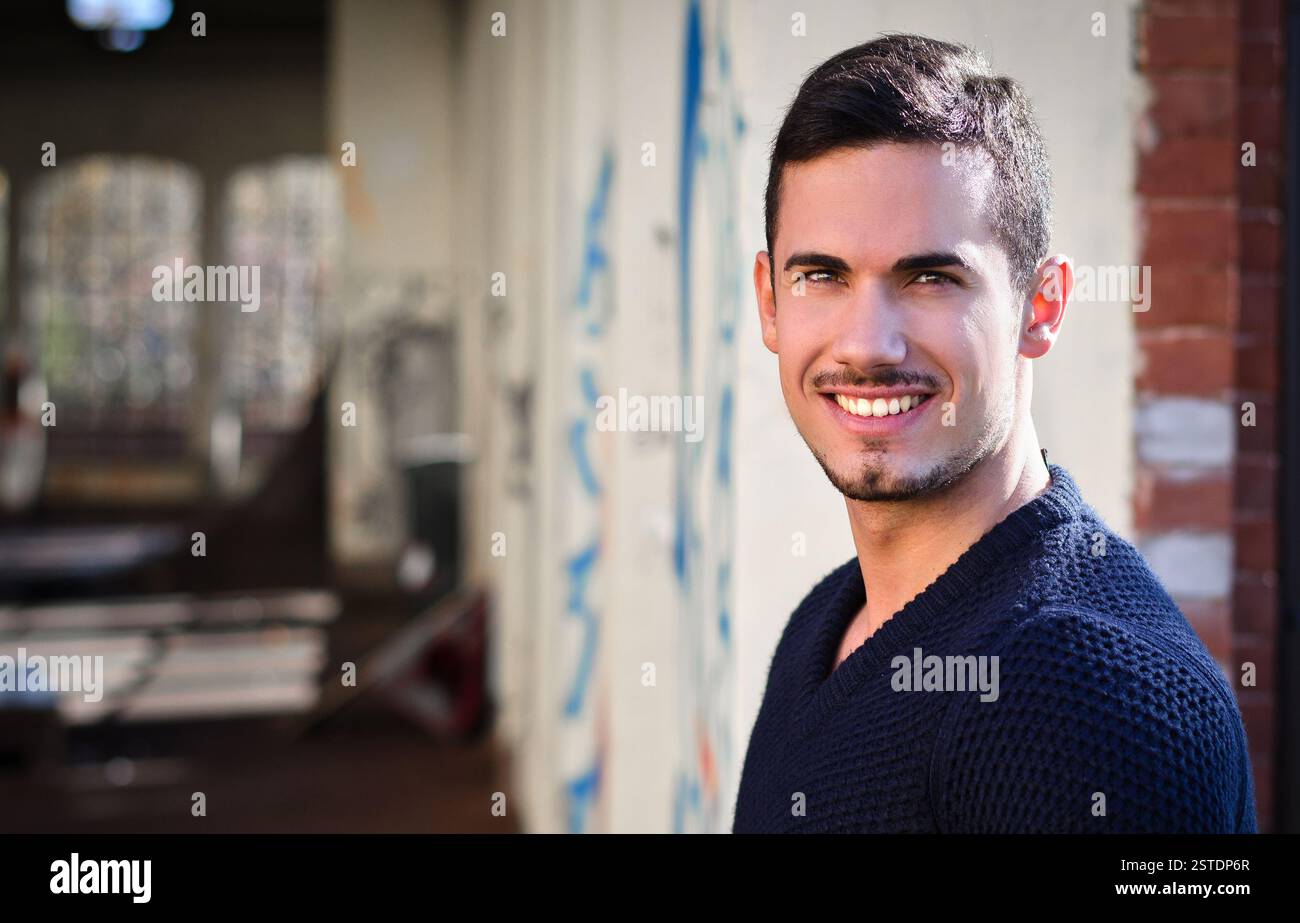 Un giovane sorridente e amichevole che guarda la macchina fotografica, un grande spazio di riproduzione Foto Stock