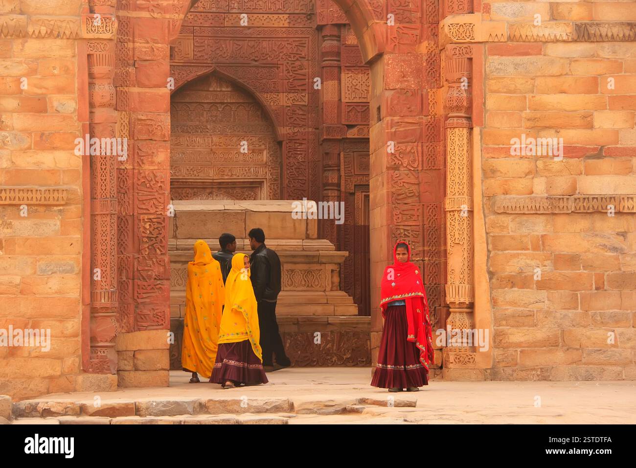 Donna indiana in abito colorato in piedi in Qutub M. Foto Stock Donna indiana in abito colorato in piedi in Qutub M. Foto Stock