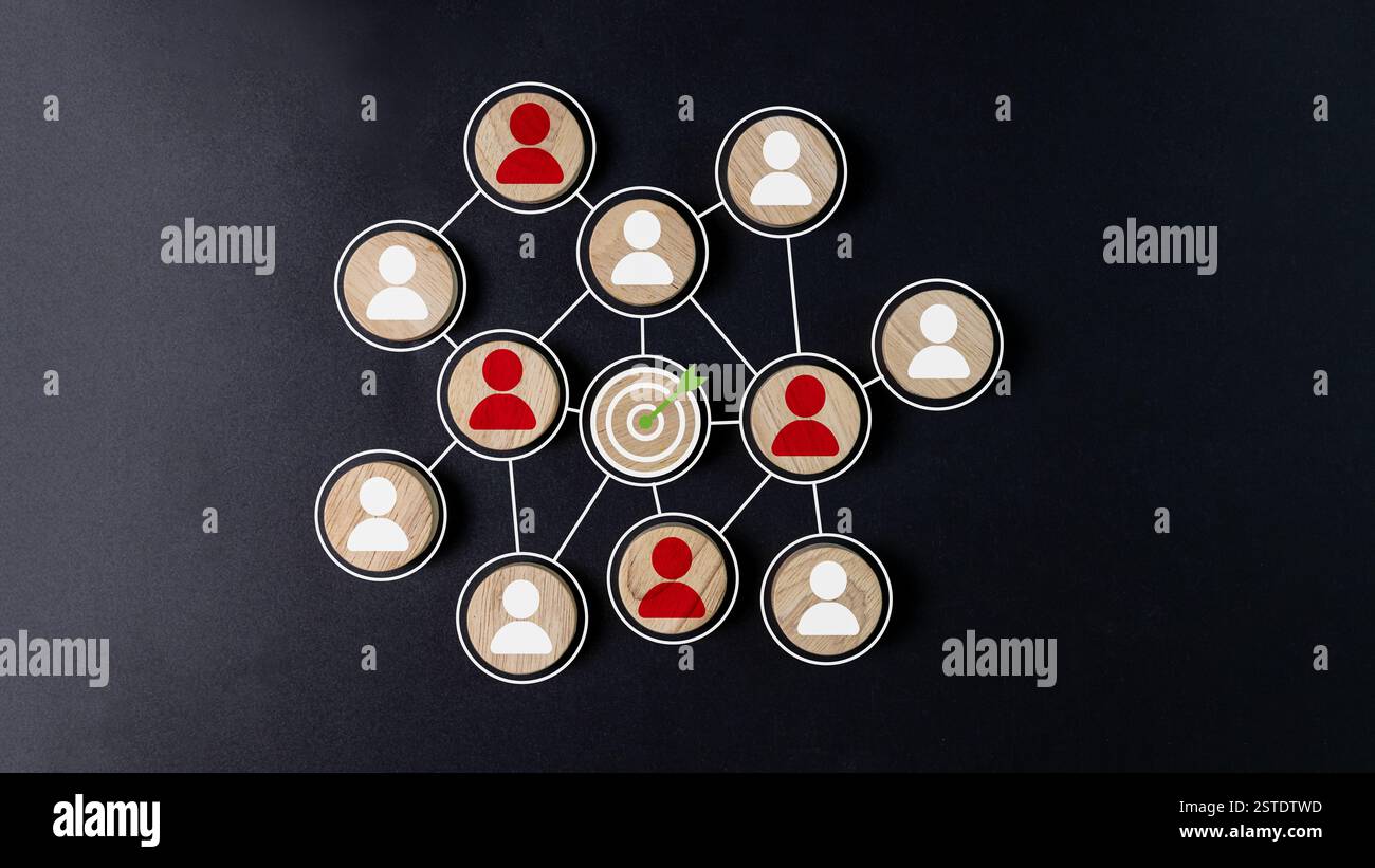 Tastiera bianca e collegamento con freccia verde con icona umana per il gruppo di destinazione focalizzato sul cliente e concetto di gestione delle relazioni con i clienti, rete di connessione Foto Stock