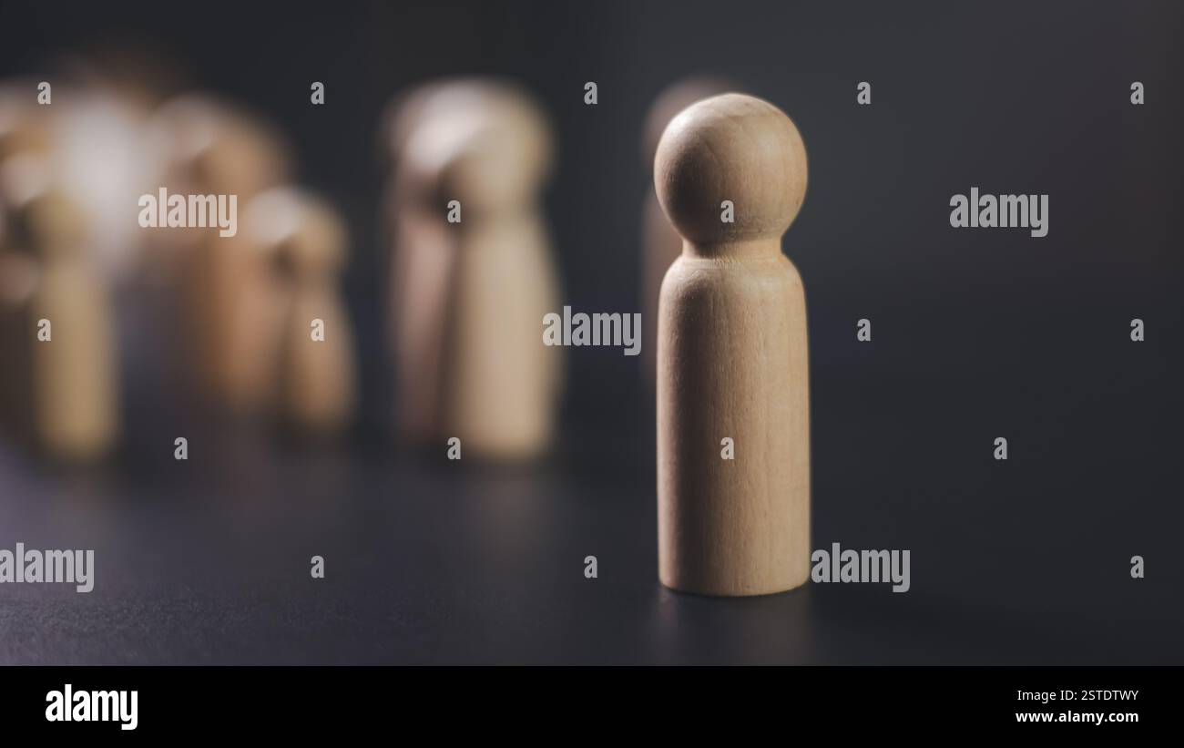 Concetto di leadership, Un cerchio con l'icona di un manager rappresenta la leadership, la gestione delle relazioni con i clienti, in background oscuro, le competenze di leadership, la conc Foto Stock