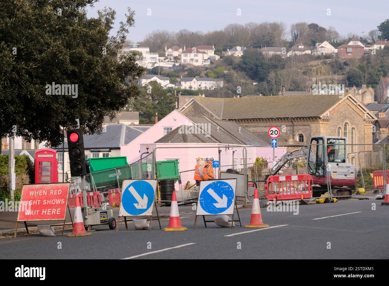Clevedon, Regno Unito. 18 febbraio 2025. I controversi e confusi parcheggi sulla linea ondulata, una mini rotatoria molto piccola e una pista ciclabile a doppia larghezza, erano impopolari tra i residenti locali. Le opere originali, esposte nel 2022, che si dice siano costate 1,5 milioni di dollari, saranno sostituite da un progetto più convenzionale. In figura, strada chiusa per riallineare l'incrocio. Crediti: JMF News/Alamy Live News Foto Stock