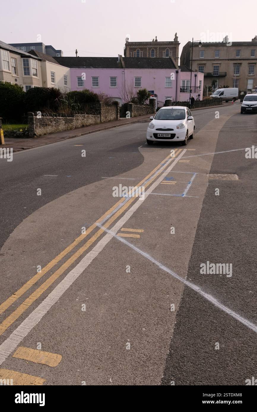 Clevedon, Regno Unito. 18 febbraio 2025. I controversi e confusi parcheggi sulla linea ondulata, una mini rotatoria molto piccola e una pista ciclabile a doppia larghezza, erano impopolari tra i residenti locali. Le opere originali, esposte nel 2022, che si dice siano costate 1,5 milioni di dollari, saranno sostituite da un progetto più convenzionale. I veicoli attualmente parcheggiati legittimamente, ma di fronte al parcheggio sul lungomare, verranno ripristinati. Crediti: JMF News/Alamy Live News Foto Stock