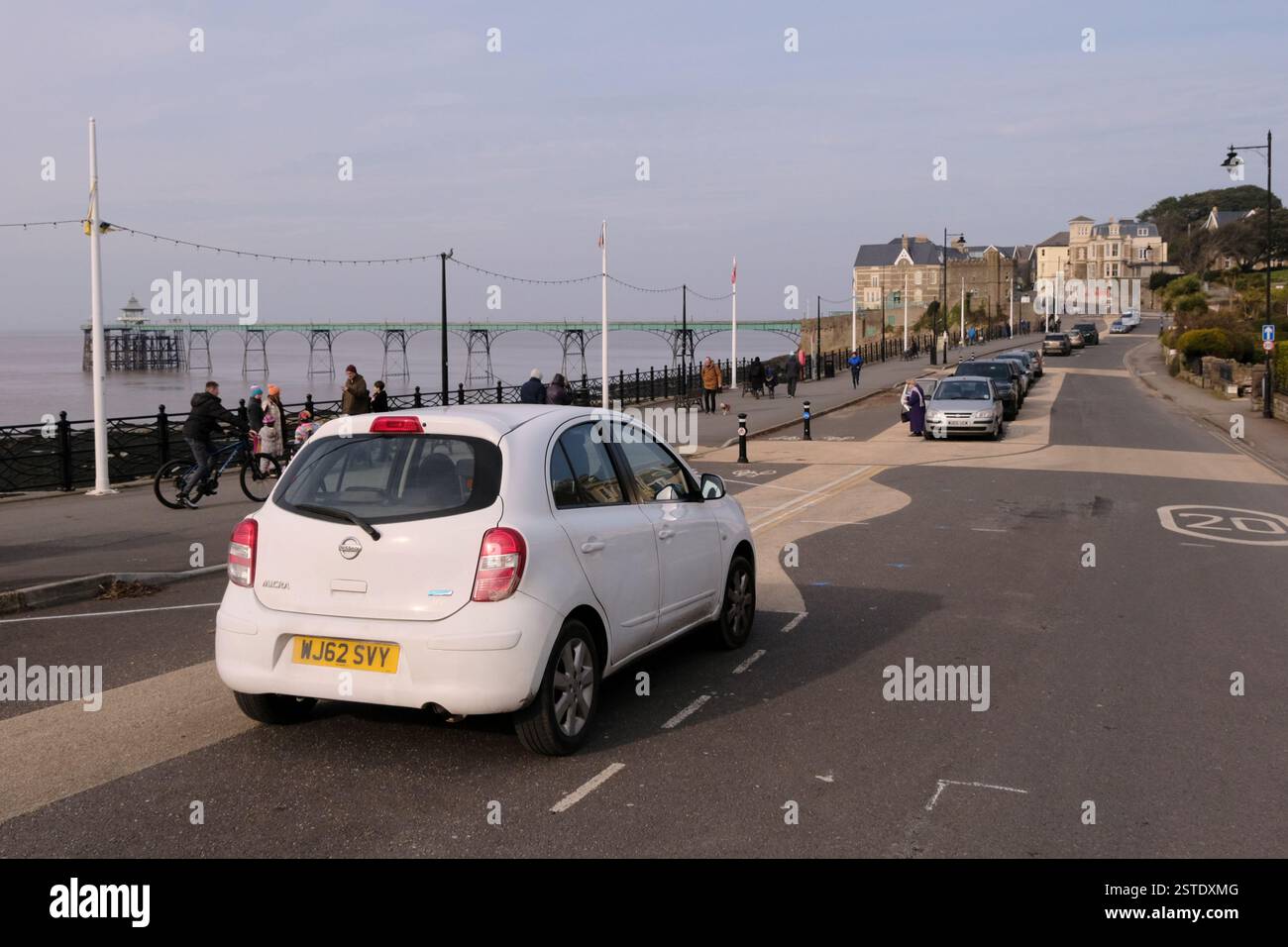 Clevedon, Regno Unito. 18 febbraio 2025. I controversi e confusi parcheggi sulla linea ondulata, una mini rotatoria molto piccola e una pista ciclabile a doppia larghezza, erano impopolari tra i residenti locali. Le opere originali, esposte nel 2022, che si dice siano costate 1,5 milioni di dollari, saranno sostituite da un progetto più convenzionale. I veicoli attualmente parcheggiati legittimamente, ma di fronte al parcheggio sul lungomare, verranno ripristinati. Crediti: JMF News/Alamy Live News Foto Stock