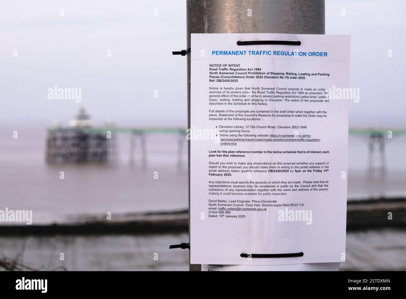 Clevedon, Regno Unito. 18 febbraio 2025. I controversi e confusi parcheggi sulla linea ondulata, una mini rotatoria molto piccola e una pista ciclabile a doppia larghezza, erano impopolari tra i residenti locali. Le opere originali, esposte nel 2022, che si dice siano costate 1,5 milioni di dollari, saranno sostituite da un progetto più convenzionale. Avviso di pianificazione e Clevedon Pier. Crediti: JMF News/Alamy Live News Foto Stock