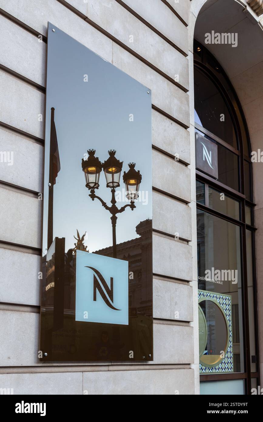 Un riflesso di luci a lanterna e dell'Opera in un logo Nespresso nel 9° arrondissement di Parigi Foto Stock