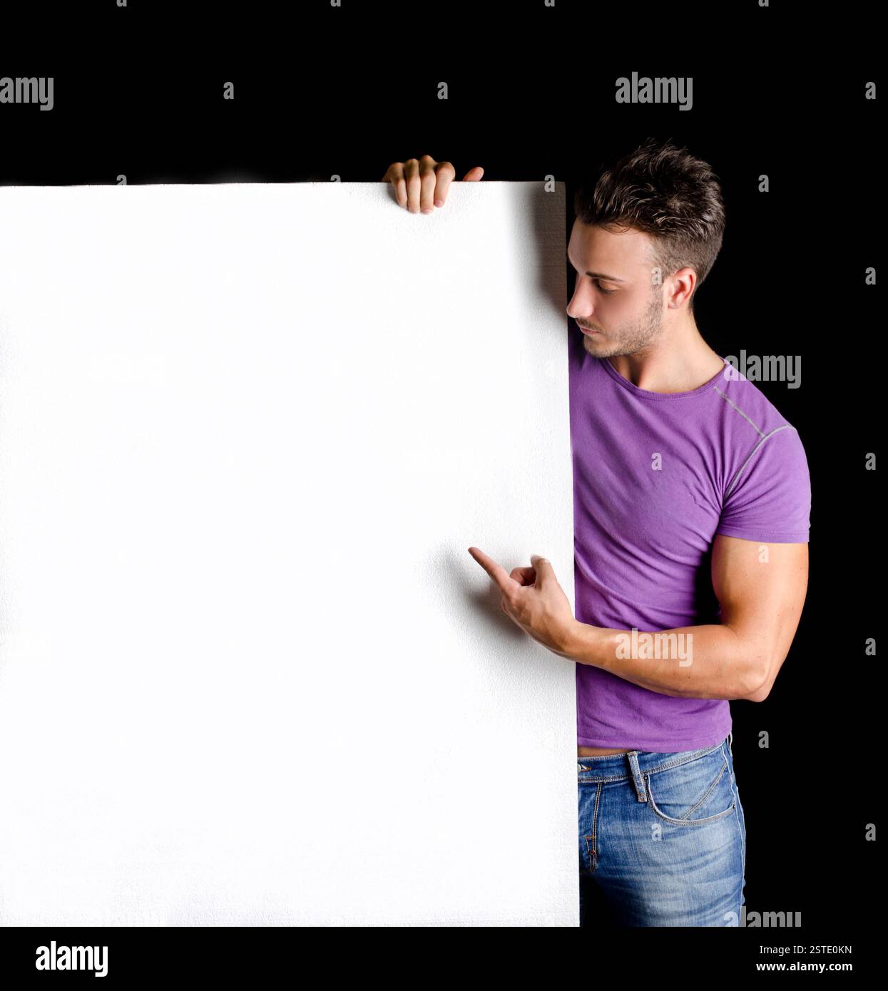 Bel giovane uomo con un grande display vuoto o un tabellone Foto Stock