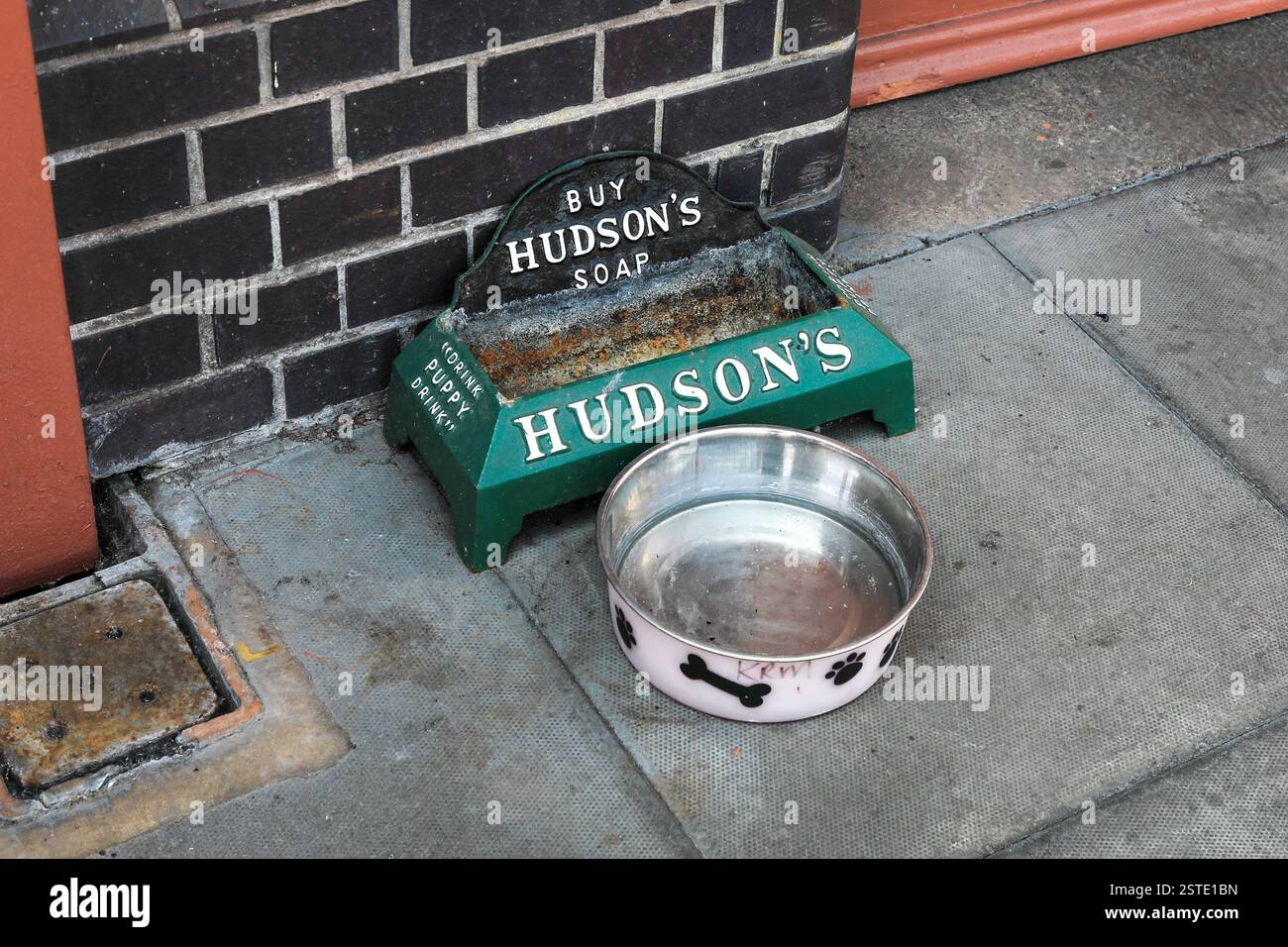 Una ciotola per cani in ghisa Hudson's Soap, una ciotola per l'acqua o una ciotola per l'acqua, Inghilterra, Regno Unito Foto Stock