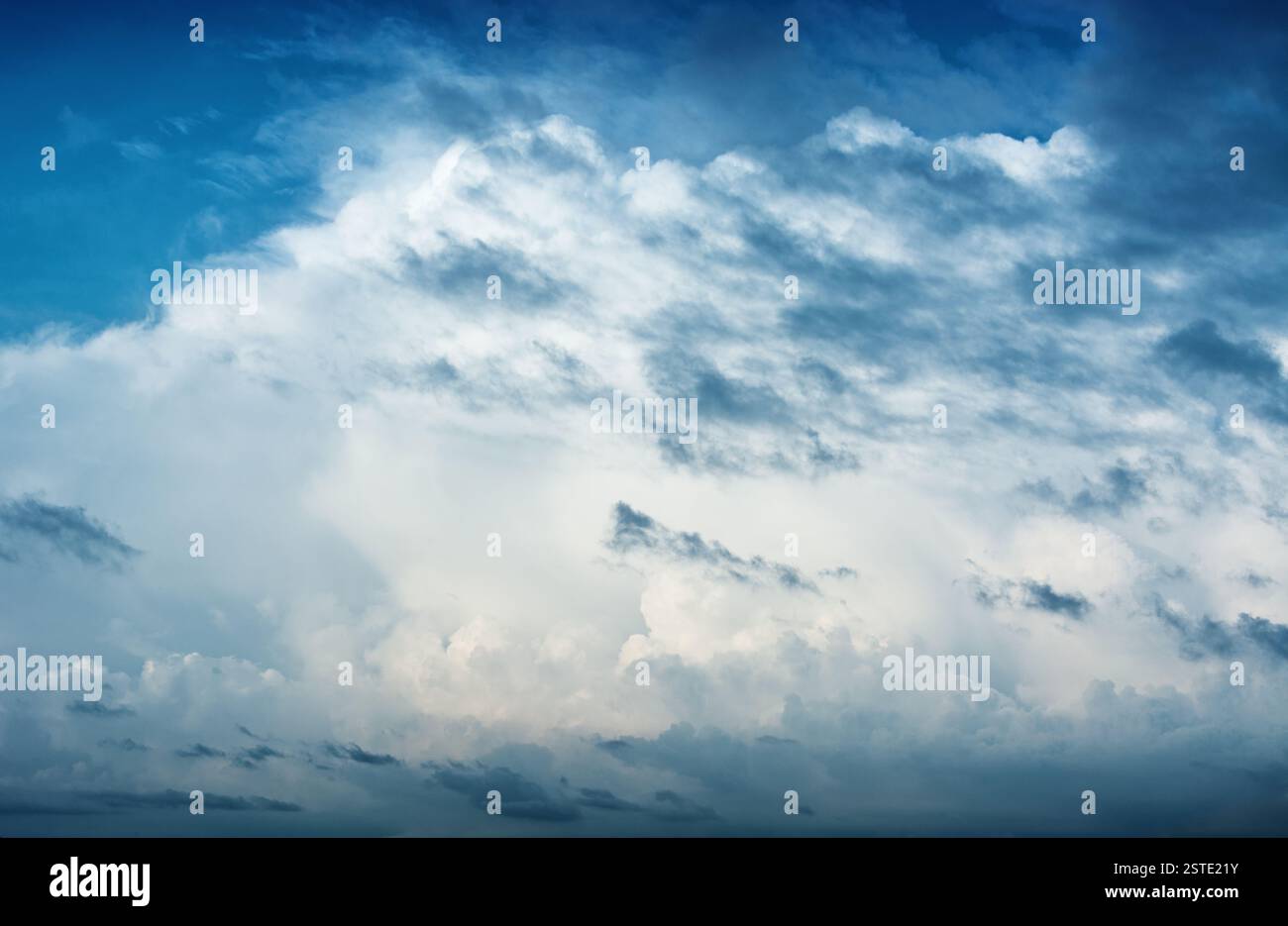 Cielo con nuvole prima della tempesta - sfondo naturale Foto Stock