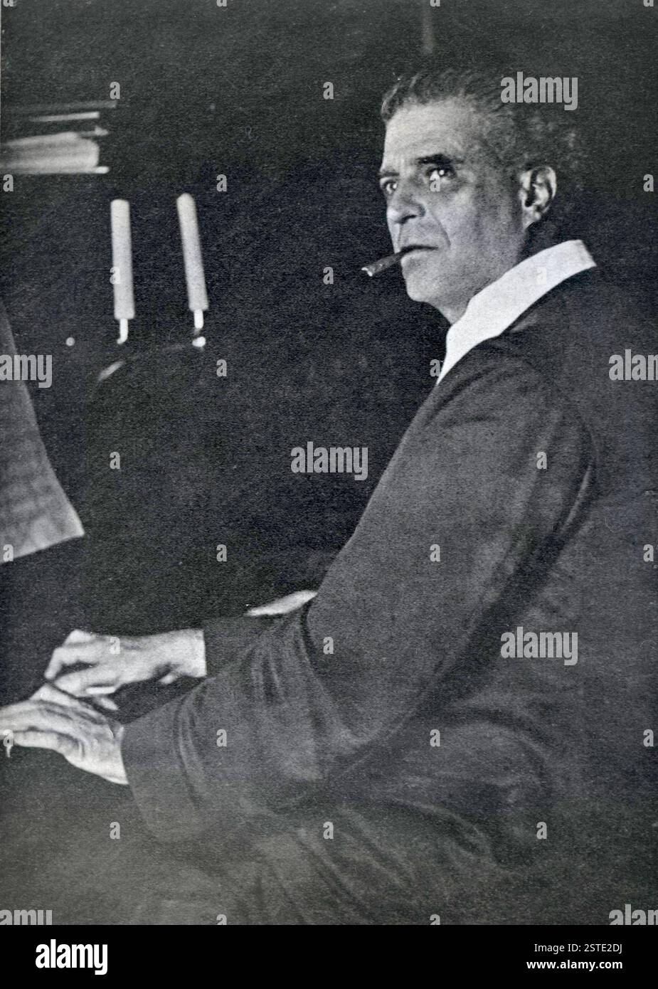 Compositore italiano Pietro Mascagni al pianoforte, anni '1920 Foto Stock
