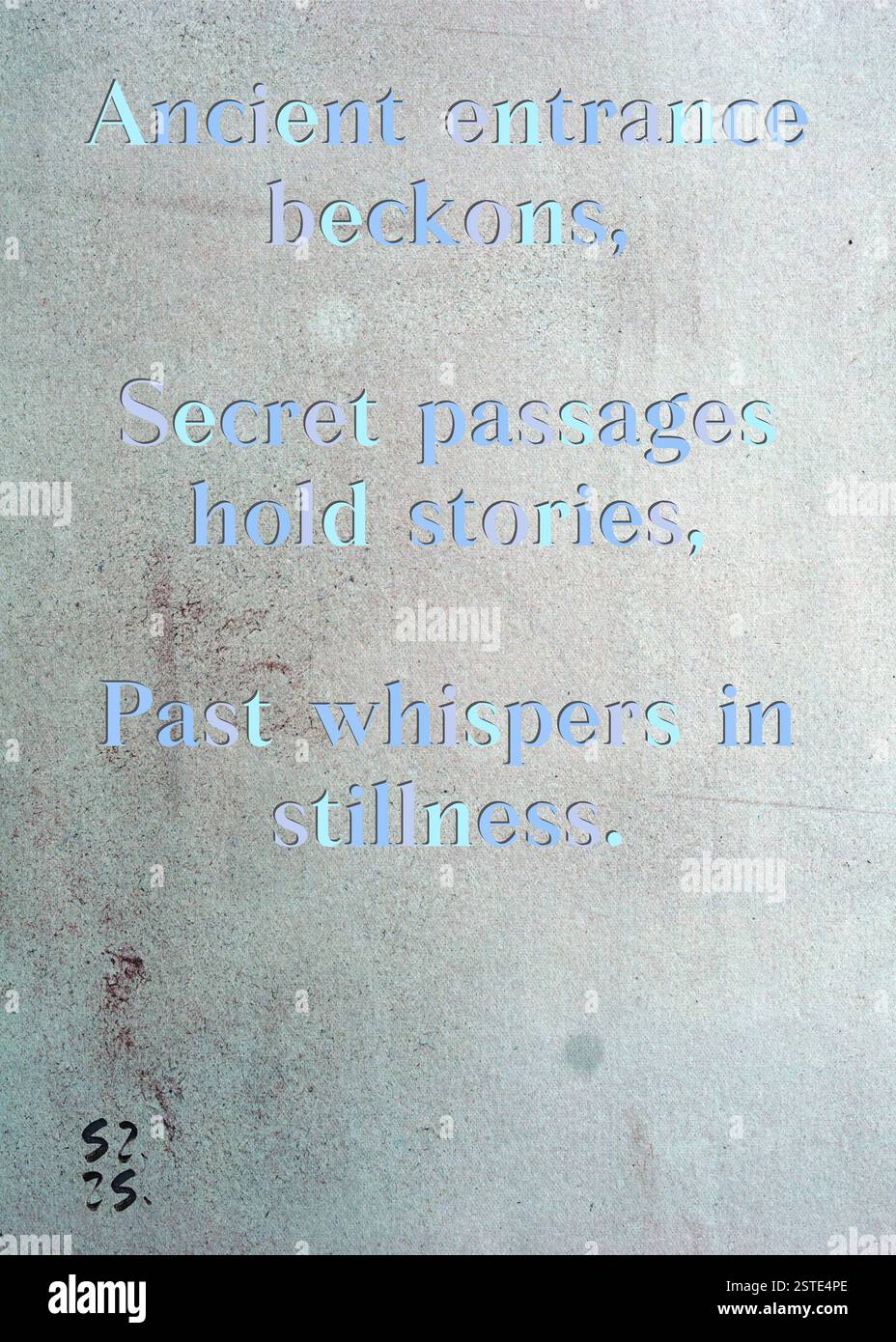 L'antico ingresso richiama, i passaggi segreti contengono storie, sussurri del passato in quiete. Sylvester Collins's Silver Writers' Guild. Arte di Zsuzsa Szikra. Poetry Art Print, Triplumes è una forma poetica unica ispirata al tradizionale haiku, composta da tre righe che catturano momenti di chiarezza, emozione e approfondimento. Nella nostra collezione abbracciamo la libertà del linguaggio, dove la fusione delle parole e la rimozione dei trattini è più di una scelta stilistica: È un modo per trasmettere unità e vicinanza tra le idee, creando un'espressione fluida e compatta che risuona con i ritmi della vita moderna. Foto Stock