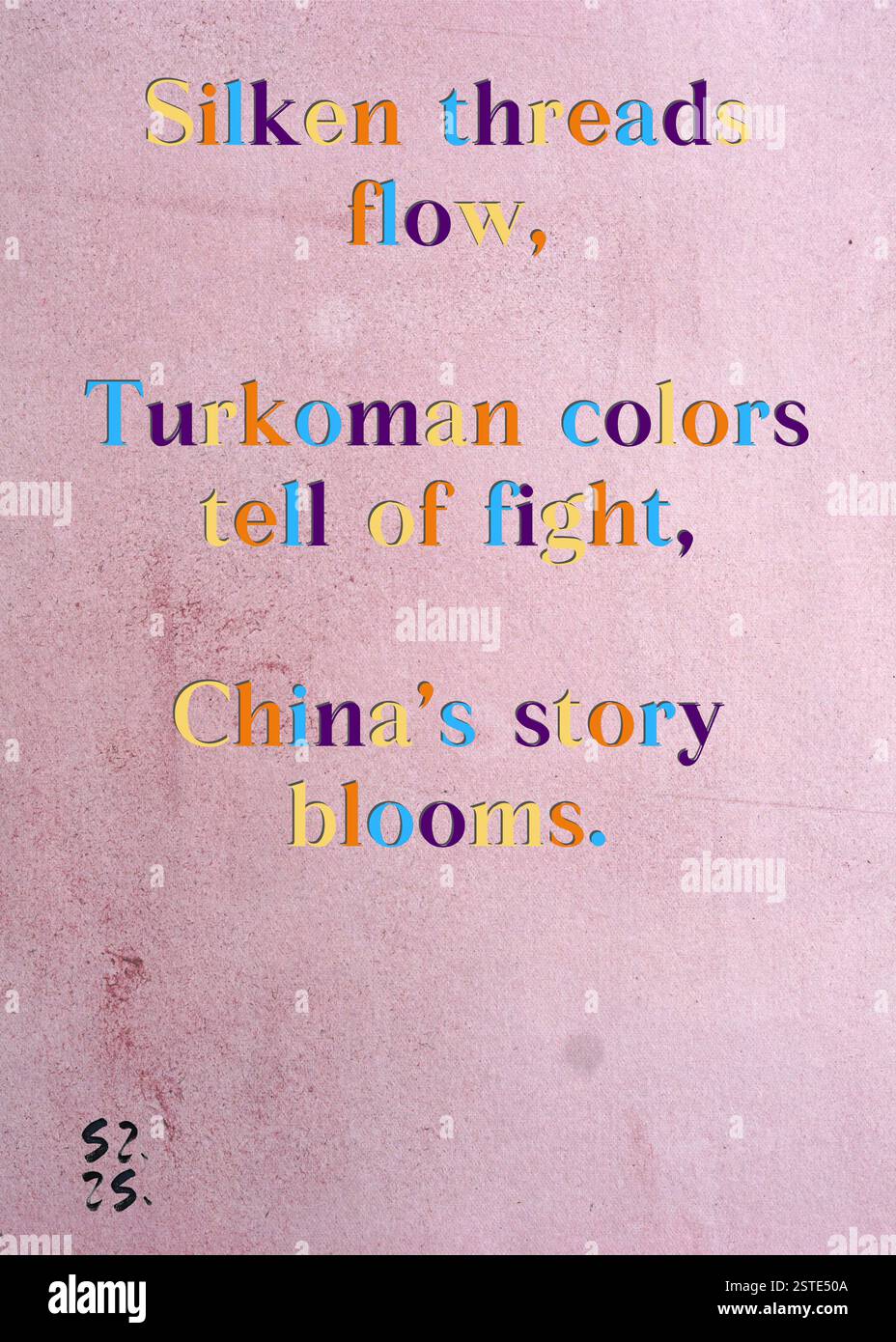 I fili di Silken scorrono, i colori turkomani raccontano di lotta, la storia della Cina fiorisce. La Gilda degli scrittori d'argento di Giorgi Gvinjia. Arte di Zsuzsa Szikra. Poetry Art Print, Triplumes è una forma poetica unica ispirata al tradizionale haiku, composta da tre righe che catturano momenti di chiarezza, emozione e approfondimento. Nella nostra collezione abbracciamo la libertà del linguaggio, dove la fusione delle parole e la rimozione dei trattini è più di una scelta stilistica: È un modo per trasmettere unità e vicinanza tra le idee, creando un'espressione fluida e compatta che risuona con i ritmi della vita moderna. Foto Stock