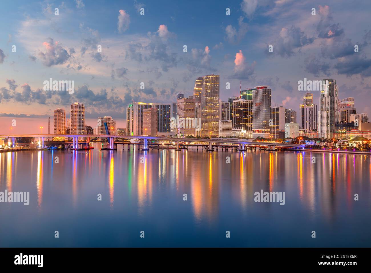 Miami, Florida, Stati Uniti. Immagine aerea della città di Miami, Florida, con riflessi dello skyline della città in acqua alla splendida alba. Foto Stock