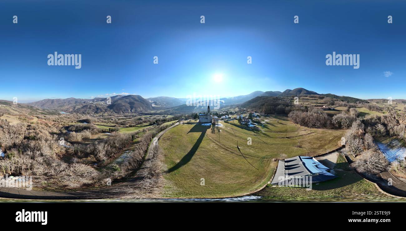 Monastero, Italia - 15 febbraio 2025 catturare il sereno paesaggio della Valtolla, con un'antica abbazia circondata da dolci colline e Foto Stock