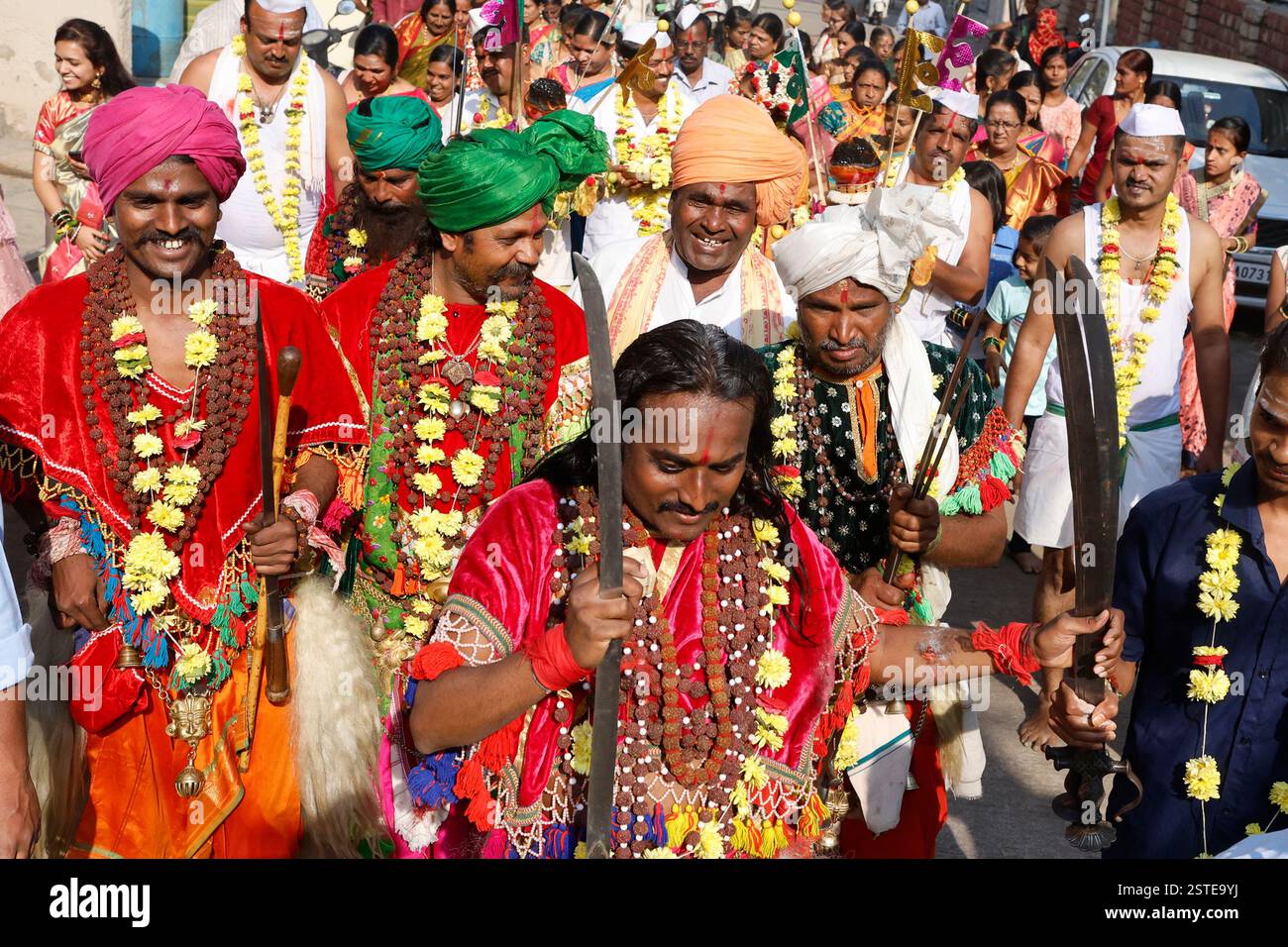 Ballerini di spada in una cerimonia nuziale a Viayapura (Bijapur), Karnataka, India Foto Stock
