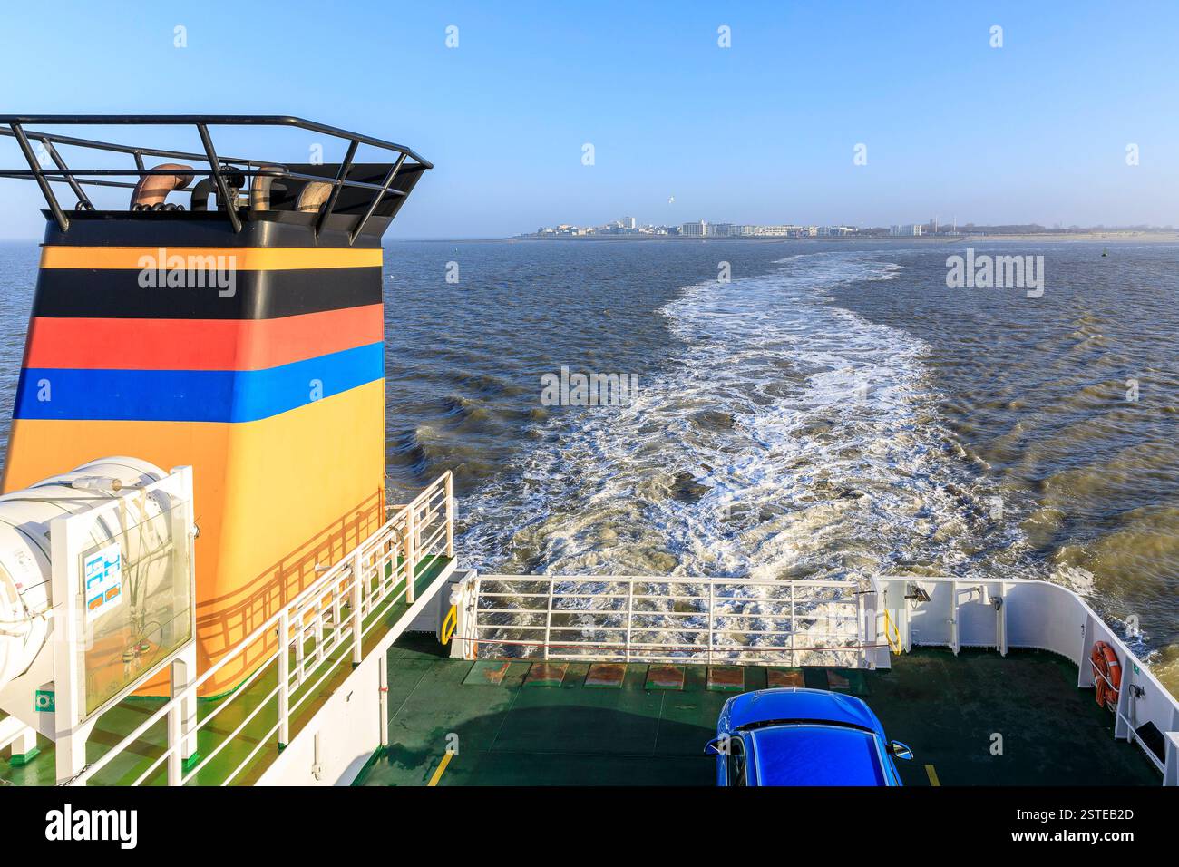 Fährschiff Frisia II bei der Überfahrt von Norderney nach Norddeich Mole, im Hintergrund die silhouette von Norderney, Niedersachsen, Deutschland *** Foto Stock