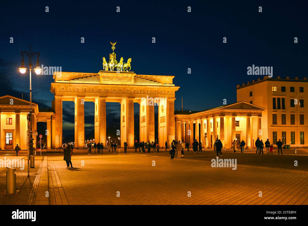 BERLINO - 08 GENNAIO: Pariser Platz o Paris Square con Brandenburger Tor e People a Berlino l'8 gennaio 2025, Germania Foto Stock