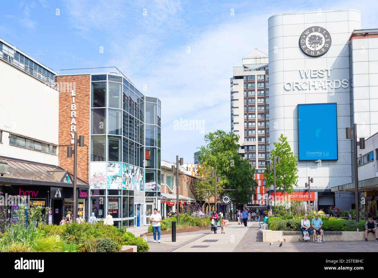 Centro commerciale Coventry West Orchards e biblioteca centrale West Orchards Way Coventry Warwickshire West Midlands Inghilterra Regno Unito GB Europa Foto Stock Centro commerciale Coventry West Orchards e biblioteca centrale West Orchards Way Coventry Warwickshire West Midlands Inghilterra Regno Unito GB Europa Foto Stock
