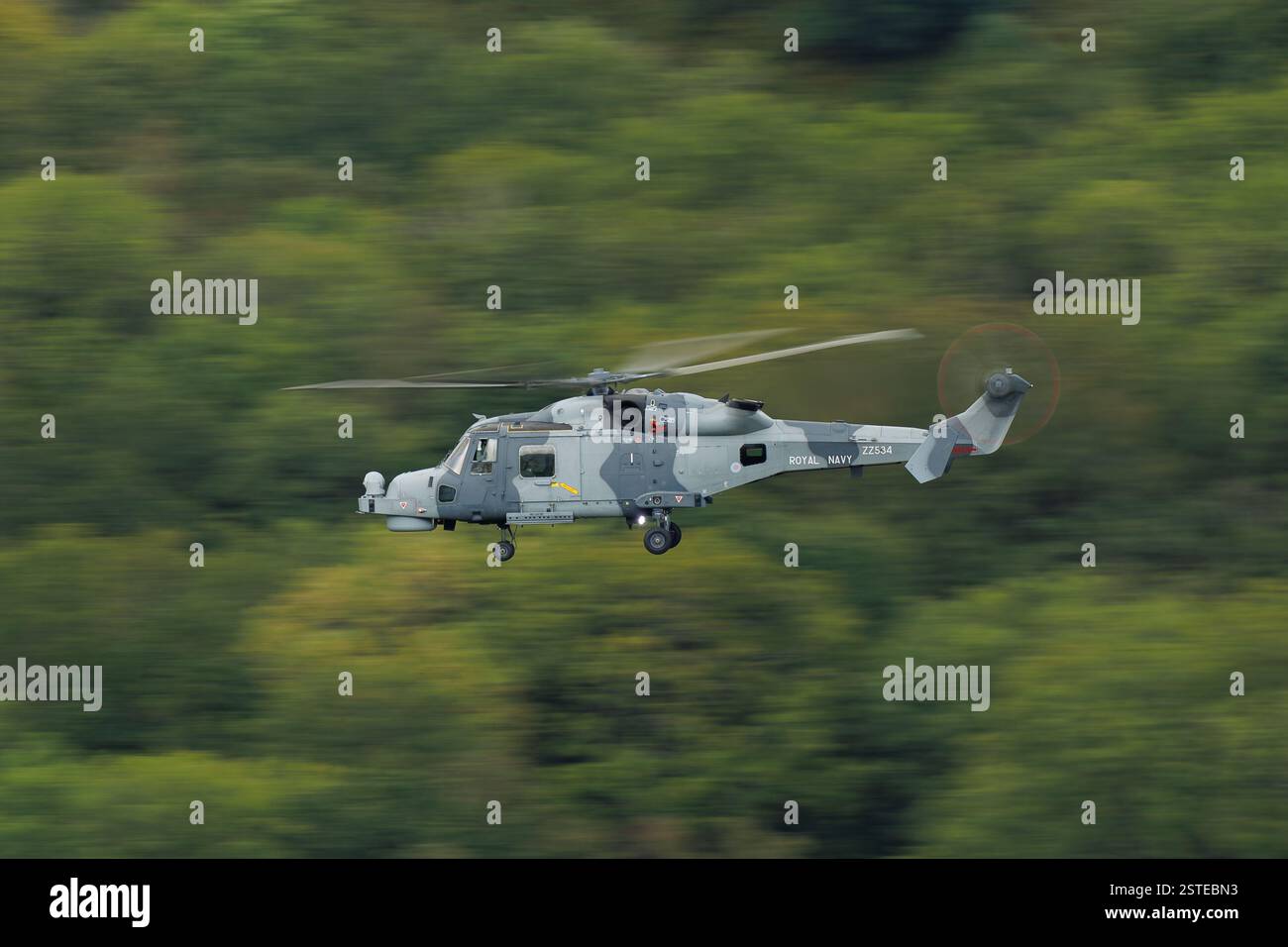 Elicottero che vola in basso attraverso la Wye Valley Foto Stock