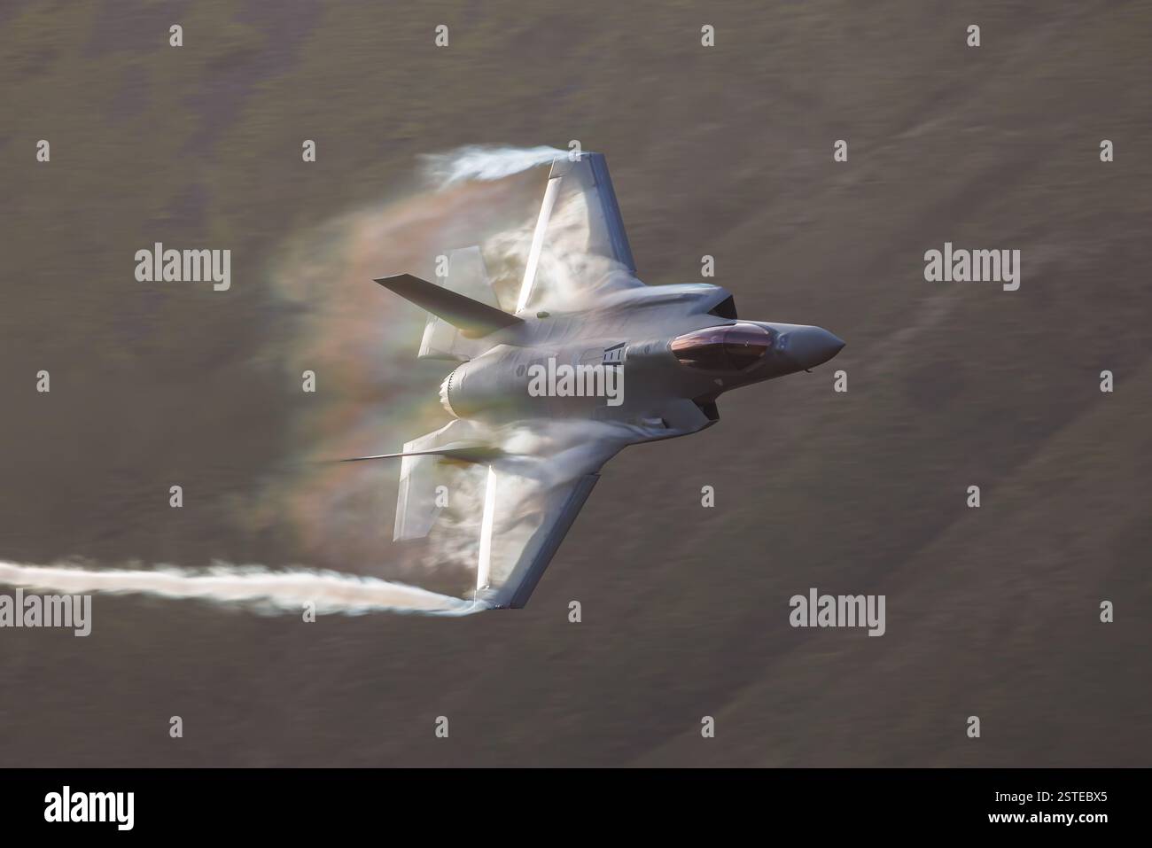 Formazione di basso livello F35 nel ciclo Mach Foto Stock