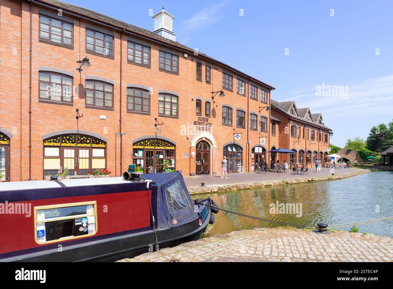 Barca stretta del canale ormeggiata nel bacino del canale di Coventry Warwickshire West Midlands Inghilterra Regno Unito Europa Foto Stock